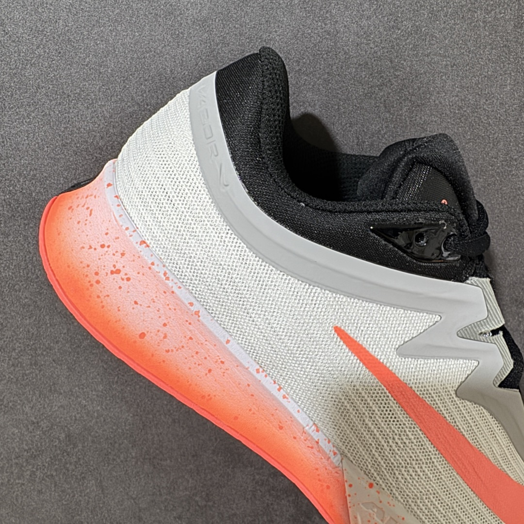 图片[7]-【公司级】Nike W Zoom Vapor Pro 3 HC 亮橙银标专业硬地网球运动鞋 通体高密锁纱耐磨工程网布，立体编织结构抗撕裂抗拉伸，细密网孔快速排汗，长时间对抗训练不闷脚；金属银反光 Swoosh 标识，亮眼荧光橙整鞋配色，视觉冲击力强。 内置 Zoom 气垫分层中底，前后掌均衡缓震回弹，侧边加宽稳定支撑块，网球急停、横向滑步有效防崴脚，减轻膝盖与足底冲击；加厚海绵鞋领 + 一体式弹力鞋舌，牢牢锁定脚踝不晃脚。 硬地专用分段人字深纹橡胶外底，加厚耐磨橡胶层，适配塑胶硬地球场，防滑抓地不易侧滑；鞋头加固防撞包边，对抗磕碰不变形，配套橙色 NIKE 原厂鞋盒，全套标签细节完整还原。 高活力荧光橙配色，适配网球训练、羽毛球、健身慢跑、日常通勤，男女同款专业赛场多功能训练运动鞋。 货号：HV1376-100 尺码：36-45-选品中心