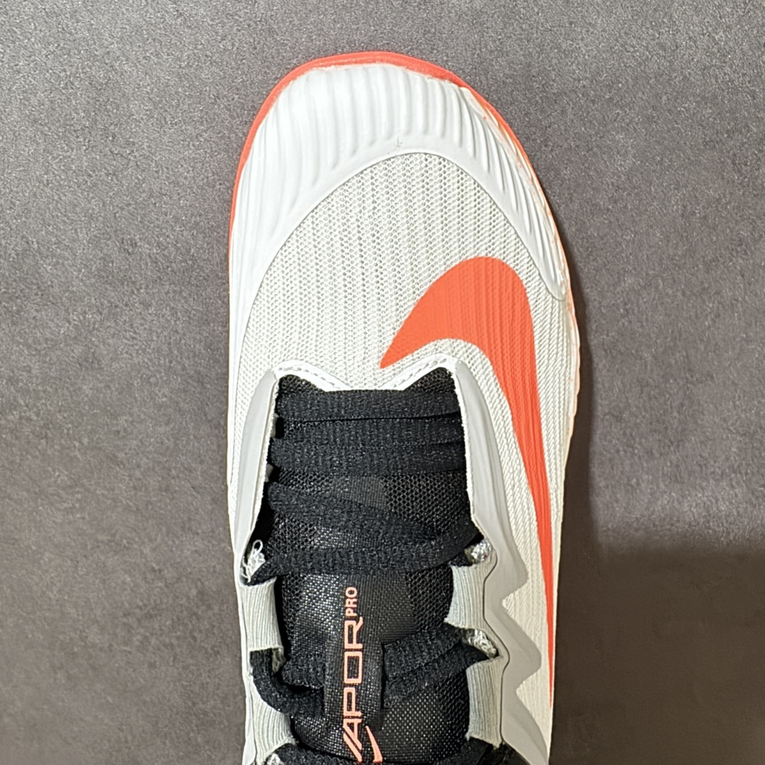 图片[5]-【公司级】Nike W Zoom Vapor Pro 3 HC 亮橙银标专业硬地网球运动鞋 通体高密锁纱耐磨工程网布，立体编织结构抗撕裂抗拉伸，细密网孔快速排汗，长时间对抗训练不闷脚；金属银反光 Swoosh 标识，亮眼荧光橙整鞋配色，视觉冲击力强。 内置 Zoom 气垫分层中底，前后掌均衡缓震回弹，侧边加宽稳定支撑块，网球急停、横向滑步有效防崴脚，减轻膝盖与足底冲击；加厚海绵鞋领 + 一体式弹力鞋舌，牢牢锁定脚踝不晃脚。 硬地专用分段人字深纹橡胶外底，加厚耐磨橡胶层，适配塑胶硬地球场，防滑抓地不易侧滑；鞋头加固防撞包边，对抗磕碰不变形，配套橙色 NIKE 原厂鞋盒，全套标签细节完整还原。 高活力荧光橙配色，适配网球训练、羽毛球、健身慢跑、日常通勤，男女同款专业赛场多功能训练运动鞋。 货号：HV1376-100 尺码：36-45-选品中心