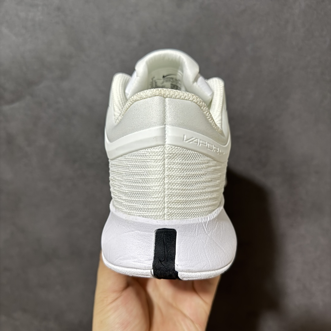 图片[4]-【公司级】Nike W Zoom Vapor Pro 3 HC 亮橙银标专业硬地网球运动鞋 通体高密锁纱耐磨工程网布，立体编织结构抗撕裂抗拉伸，细密网孔快速排汗，长时间对抗训练不闷脚；金属银反光 Swoosh 标识，亮眼荧光橙整鞋配色，视觉冲击力强。 内置 Zoom 气垫分层中底，前后掌均衡缓震回弹，侧边加宽稳定支撑块，网球急停、横向滑步有效防崴脚，减轻膝盖与足底冲击；加厚海绵鞋领 + 一体式弹力鞋舌，牢牢锁定脚踝不晃脚。 硬地专用分段人字深纹橡胶外底，加厚耐磨橡胶层，适配塑胶硬地球场，防滑抓地不易侧滑；鞋头加固防撞包边，对抗磕碰不变形，配套橙色 NIKE 原厂鞋盒，全套标签细节完整还原。 高活力荧光橙配色，适配网球训练、羽毛球、健身慢跑、日常通勤，男女同款专业赛场多功能训练运动鞋。 货号：IB7168-100 尺码：36-45-选品中心