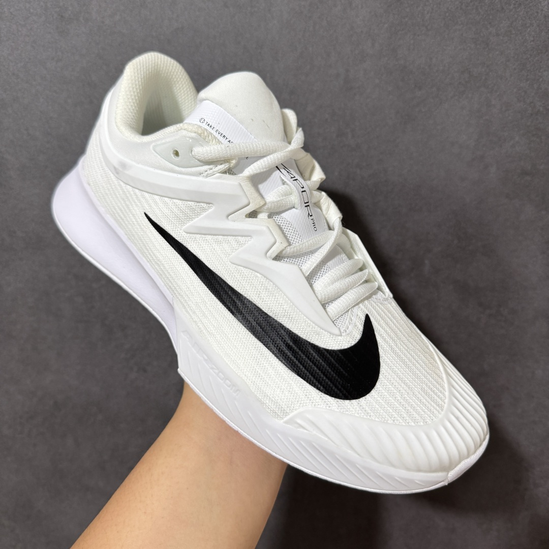 图片[3]-【公司级】Nike W Zoom Vapor Pro 3 HC 亮橙银标专业硬地网球运动鞋 通体高密锁纱耐磨工程网布，立体编织结构抗撕裂抗拉伸，细密网孔快速排汗，长时间对抗训练不闷脚；金属银反光 Swoosh 标识，亮眼荧光橙整鞋配色，视觉冲击力强。 内置 Zoom 气垫分层中底，前后掌均衡缓震回弹，侧边加宽稳定支撑块，网球急停、横向滑步有效防崴脚，减轻膝盖与足底冲击；加厚海绵鞋领 + 一体式弹力鞋舌，牢牢锁定脚踝不晃脚。 硬地专用分段人字深纹橡胶外底，加厚耐磨橡胶层，适配塑胶硬地球场，防滑抓地不易侧滑；鞋头加固防撞包边，对抗磕碰不变形，配套橙色 NIKE 原厂鞋盒，全套标签细节完整还原。 高活力荧光橙配色，适配网球训练、羽毛球、健身慢跑、日常通勤，男女同款专业赛场多功能训练运动鞋。 货号：IB7168-100 尺码：36-45-选品中心