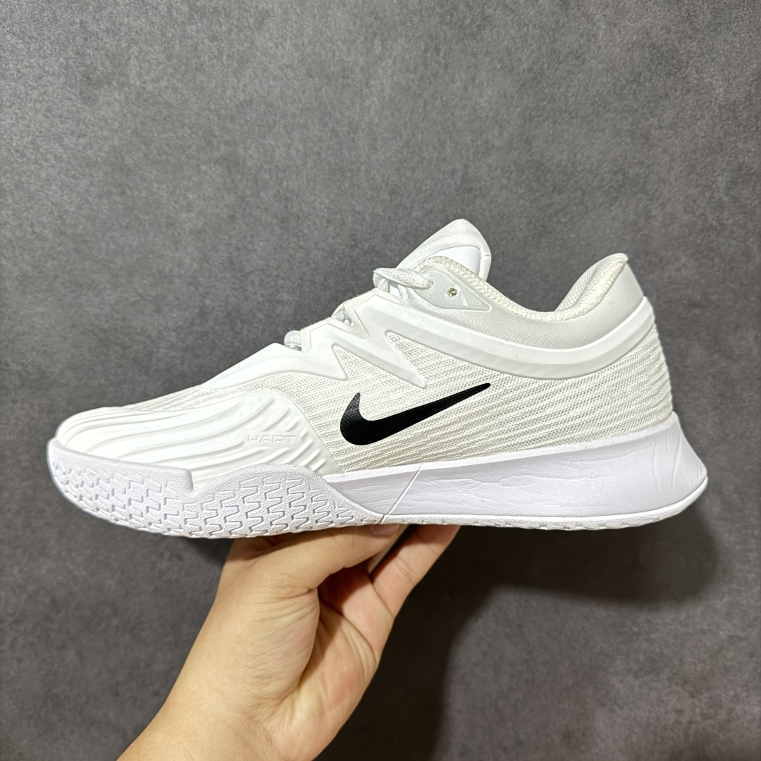 图片[2]-【公司级】Nike W Zoom Vapor Pro 3 HC 亮橙银标专业硬地网球运动鞋 通体高密锁纱耐磨工程网布，立体编织结构抗撕裂抗拉伸，细密网孔快速排汗，长时间对抗训练不闷脚；金属银反光 Swoosh 标识，亮眼荧光橙整鞋配色，视觉冲击力强。 内置 Zoom 气垫分层中底，前后掌均衡缓震回弹，侧边加宽稳定支撑块，网球急停、横向滑步有效防崴脚，减轻膝盖与足底冲击；加厚海绵鞋领 + 一体式弹力鞋舌，牢牢锁定脚踝不晃脚。 硬地专用分段人字深纹橡胶外底，加厚耐磨橡胶层，适配塑胶硬地球场，防滑抓地不易侧滑；鞋头加固防撞包边，对抗磕碰不变形，配套橙色 NIKE 原厂鞋盒，全套标签细节完整还原。 高活力荧光橙配色，适配网球训练、羽毛球、健身慢跑、日常通勤，男女同款专业赛场多功能训练运动鞋。 货号：IB7168-100 尺码：36-45-选品中心
