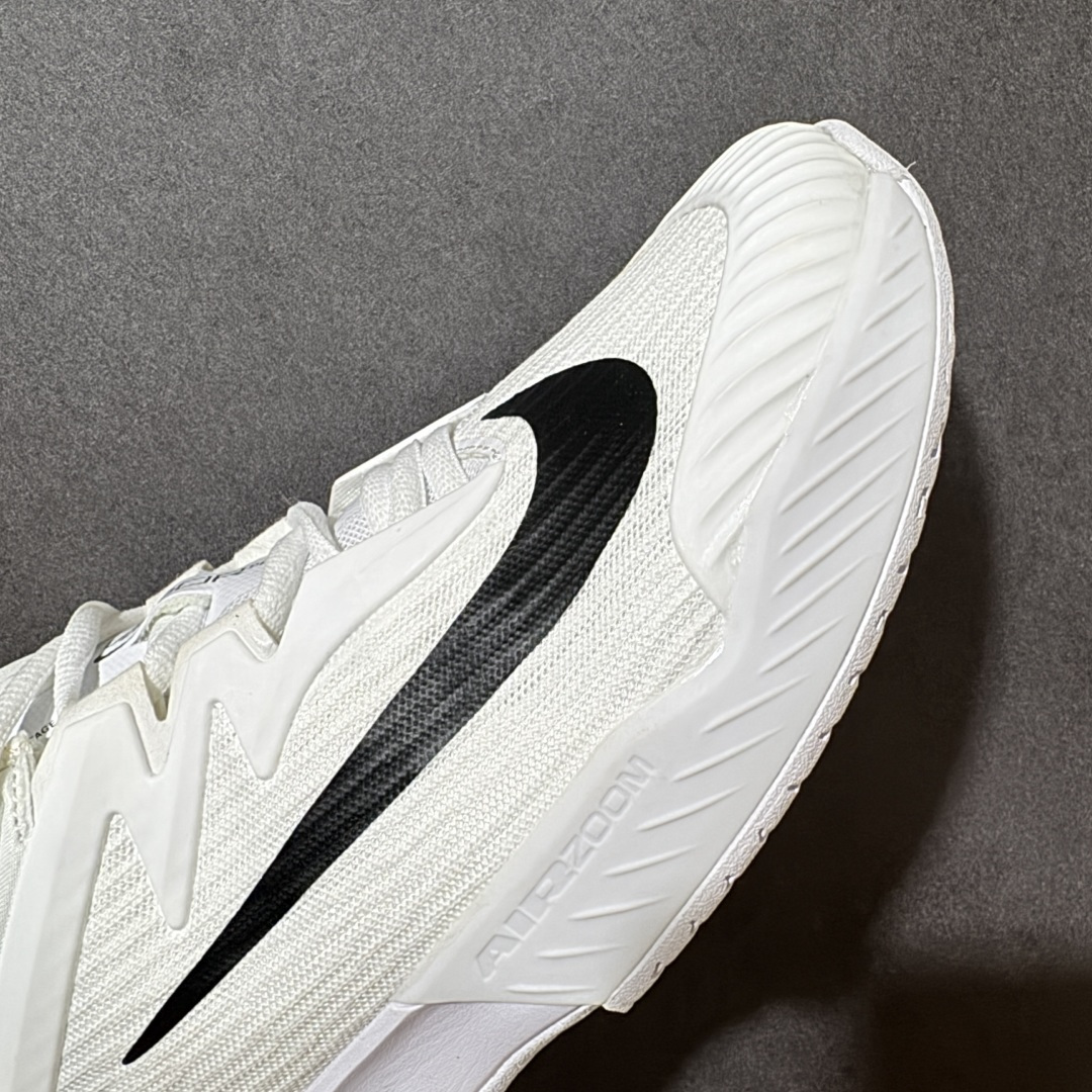 图片[8]-【公司级】Nike W Zoom Vapor Pro 3 HC 亮橙银标专业硬地网球运动鞋 通体高密锁纱耐磨工程网布，立体编织结构抗撕裂抗拉伸，细密网孔快速排汗，长时间对抗训练不闷脚；金属银反光 Swoosh 标识，亮眼荧光橙整鞋配色，视觉冲击力强。 内置 Zoom 气垫分层中底，前后掌均衡缓震回弹，侧边加宽稳定支撑块，网球急停、横向滑步有效防崴脚，减轻膝盖与足底冲击；加厚海绵鞋领 + 一体式弹力鞋舌，牢牢锁定脚踝不晃脚。 硬地专用分段人字深纹橡胶外底，加厚耐磨橡胶层，适配塑胶硬地球场，防滑抓地不易侧滑；鞋头加固防撞包边，对抗磕碰不变形，配套橙色 NIKE 原厂鞋盒，全套标签细节完整还原。 高活力荧光橙配色，适配网球训练、羽毛球、健身慢跑、日常通勤，男女同款专业赛场多功能训练运动鞋。 货号：IB7168-100 尺码：36-45-选品中心