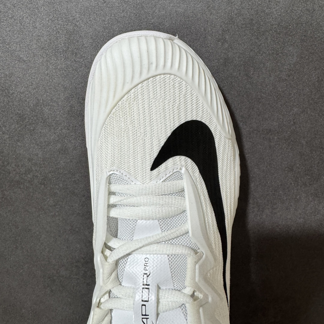 图片[5]-【公司级】Nike W Zoom Vapor Pro 3 HC 亮橙银标专业硬地网球运动鞋 通体高密锁纱耐磨工程网布，立体编织结构抗撕裂抗拉伸，细密网孔快速排汗，长时间对抗训练不闷脚；金属银反光 Swoosh 标识，亮眼荧光橙整鞋配色，视觉冲击力强。 内置 Zoom 气垫分层中底，前后掌均衡缓震回弹，侧边加宽稳定支撑块，网球急停、横向滑步有效防崴脚，减轻膝盖与足底冲击；加厚海绵鞋领 + 一体式弹力鞋舌，牢牢锁定脚踝不晃脚。 硬地专用分段人字深纹橡胶外底，加厚耐磨橡胶层，适配塑胶硬地球场，防滑抓地不易侧滑；鞋头加固防撞包边，对抗磕碰不变形，配套橙色 NIKE 原厂鞋盒，全套标签细节完整还原。 高活力荧光橙配色，适配网球训练、羽毛球、健身慢跑、日常通勤，男女同款专业赛场多功能训练运动鞋。 货号：IB7168-100 尺码：36-45-选品中心