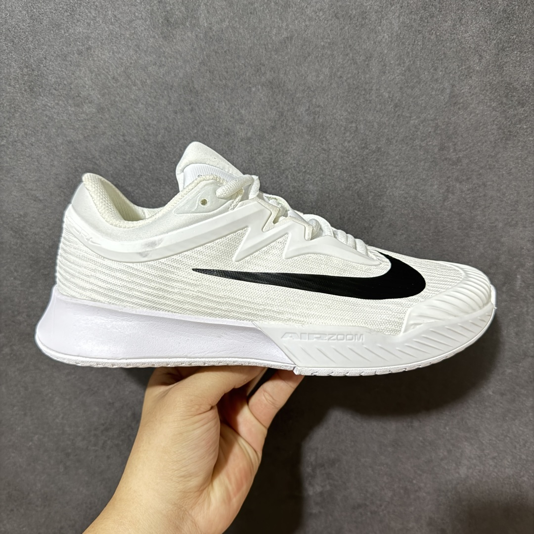 【公司级】Nike W Zoom Vapor Pro 3 HC 亮橙银标专业硬地网球运动鞋 通体高密锁纱耐磨工程网布，立体编织结构抗撕裂抗拉伸，细密网孔快速排汗，长时间对抗训练不闷脚；金属银反光 Swoosh 标识，亮眼荧光橙整鞋配色，视觉冲击力强。 内置 Zoom 气垫分层中底，前后掌均衡缓震回弹，侧边加宽稳定支撑块，网球急停、横向滑步有效防崴脚，减轻膝盖与足底冲击；加厚海绵鞋领 + 一体式弹力鞋舌，牢牢锁定脚踝不晃脚。 硬地专用分段人字深纹橡胶外底，加厚耐磨橡胶层，适配塑胶硬地球场，防滑抓地不易侧滑；鞋头加固防撞包边，对抗磕碰不变形，配套橙色 NIKE 原厂鞋盒，全套标签细节完整还原。 高活力荧光橙配色，适配网球训练、羽毛球、健身慢跑、日常通勤，男女同款专业赛场多功能训练运动鞋。 货号：IB7168-100 尺码：36-45-选品中心