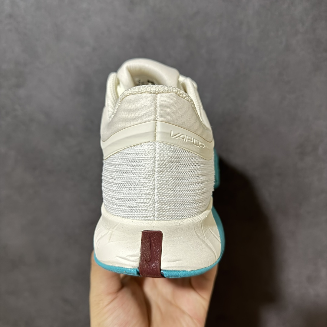 图片[4]-【公司级】Nike W Zoom Vapor Pro 3 HC 亮橙银标专业硬地网球运动鞋 通体高密锁纱耐磨工程网布，立体编织结构抗撕裂抗拉伸，细密网孔快速排汗，长时间对抗训练不闷脚；金属银反光 Swoosh 标识，亮眼荧光橙整鞋配色，视觉冲击力强。 内置 Zoom 气垫分层中底，前后掌均衡缓震回弹，侧边加宽稳定支撑块，网球急停、横向滑步有效防崴脚，减轻膝盖与足底冲击；加厚海绵鞋领 + 一体式弹力鞋舌，牢牢锁定脚踝不晃脚。 硬地专用分段人字深纹橡胶外底，加厚耐磨橡胶层，适配塑胶硬地球场，防滑抓地不易侧滑；鞋头加固防撞包边，对抗磕碰不变形，配套橙色 NIKE 原厂鞋盒，全套标签细节完整还原。 高活力荧光橙配色，适配网球训练、羽毛球、健身慢跑、日常通勤，男女同款专业赛场多功能训练运动鞋。 货号：HJ6641-300 尺码：36-45-选品中心