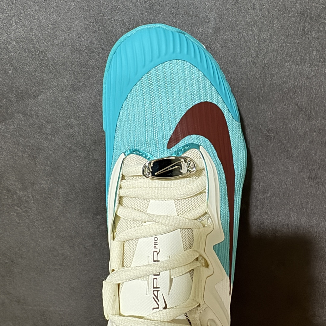 图片[5]-【公司级】Nike W Zoom Vapor Pro 3 HC 亮橙银标专业硬地网球运动鞋 通体高密锁纱耐磨工程网布，立体编织结构抗撕裂抗拉伸，细密网孔快速排汗，长时间对抗训练不闷脚；金属银反光 Swoosh 标识，亮眼荧光橙整鞋配色，视觉冲击力强。 内置 Zoom 气垫分层中底，前后掌均衡缓震回弹，侧边加宽稳定支撑块，网球急停、横向滑步有效防崴脚，减轻膝盖与足底冲击；加厚海绵鞋领 + 一体式弹力鞋舌，牢牢锁定脚踝不晃脚。 硬地专用分段人字深纹橡胶外底，加厚耐磨橡胶层，适配塑胶硬地球场，防滑抓地不易侧滑；鞋头加固防撞包边，对抗磕碰不变形，配套橙色 NIKE 原厂鞋盒，全套标签细节完整还原。 高活力荧光橙配色，适配网球训练、羽毛球、健身慢跑、日常通勤，男女同款专业赛场多功能训练运动鞋。 货号：HJ6641-300 尺码：36-45-选品中心