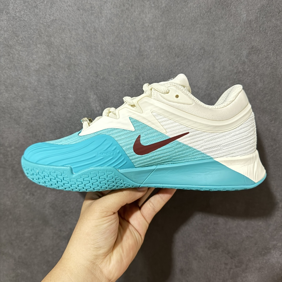 图片[2]-【公司级】Nike W Zoom Vapor Pro 3 HC 亮橙银标专业硬地网球运动鞋 通体高密锁纱耐磨工程网布，立体编织结构抗撕裂抗拉伸，细密网孔快速排汗，长时间对抗训练不闷脚；金属银反光 Swoosh 标识，亮眼荧光橙整鞋配色，视觉冲击力强。 内置 Zoom 气垫分层中底，前后掌均衡缓震回弹，侧边加宽稳定支撑块，网球急停、横向滑步有效防崴脚，减轻膝盖与足底冲击；加厚海绵鞋领 + 一体式弹力鞋舌，牢牢锁定脚踝不晃脚。 硬地专用分段人字深纹橡胶外底，加厚耐磨橡胶层，适配塑胶硬地球场，防滑抓地不易侧滑；鞋头加固防撞包边，对抗磕碰不变形，配套橙色 NIKE 原厂鞋盒，全套标签细节完整还原。 高活力荧光橙配色，适配网球训练、羽毛球、健身慢跑、日常通勤，男女同款专业赛场多功能训练运动鞋。 货号：HJ6641-300 尺码：36-45-选品中心