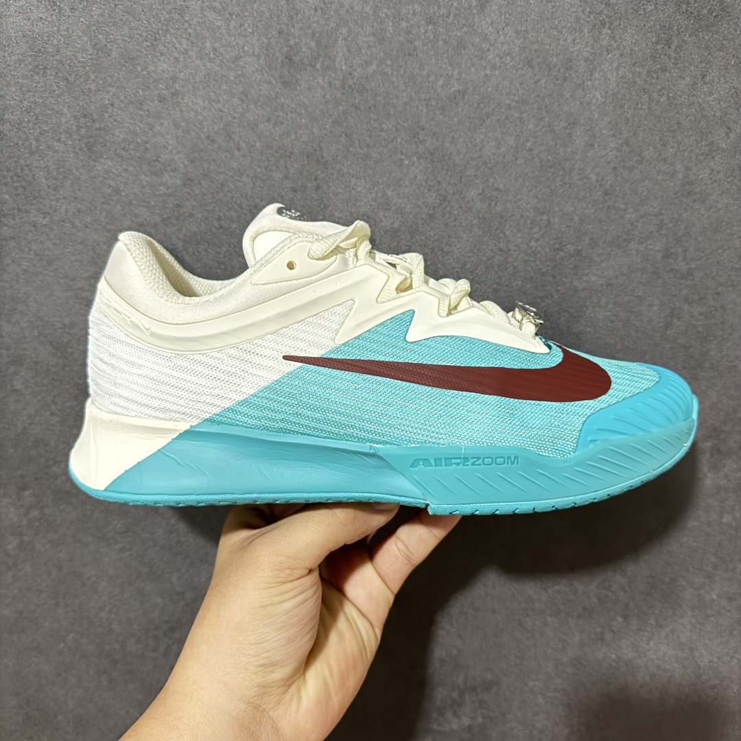 【公司级】Nike W Zoom Vapor Pro 3 HC 亮橙银标专业硬地网球运动鞋 通体高密锁纱耐磨工程网布，立体编织结构抗撕裂抗拉伸，细密网孔快速排汗，长时间对抗训练不闷脚；金属银反光 Swoosh 标识，亮眼荧光橙整鞋配色，视觉冲击力强。 内置 Zoom 气垫分层中底，前后掌均衡缓震回弹，侧边加宽稳定支撑块，网球急停、横向滑步有效防崴脚，减轻膝盖与足底冲击；加厚海绵鞋领 + 一体式弹力鞋舌，牢牢锁定脚踝不晃脚。 硬地专用分段人字深纹橡胶外底，加厚耐磨橡胶层，适配塑胶硬地球场，防滑抓地不易侧滑；鞋头加固防撞包边，对抗磕碰不变形，配套橙色 NIKE 原厂鞋盒，全套标签细节完整还原。 高活力荧光橙配色，适配网球训练、羽毛球、健身慢跑、日常通勤，男女同款专业赛场多功能训练运动鞋。 货号：HJ6641-300 尺码：36-45-选品中心