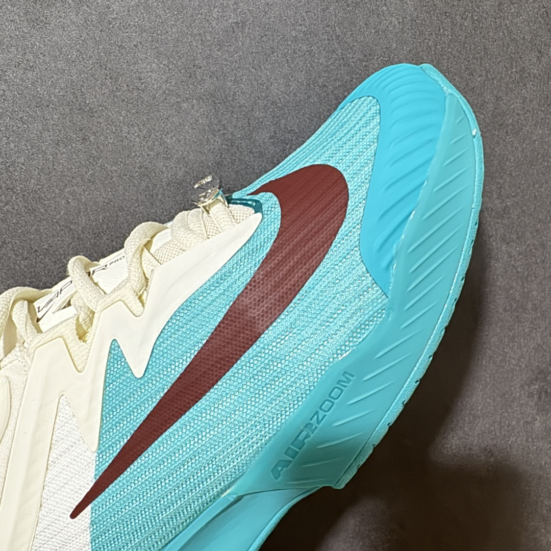图片[8]-【公司级】Nike W Zoom Vapor Pro 3 HC 亮橙银标专业硬地网球运动鞋 通体高密锁纱耐磨工程网布，立体编织结构抗撕裂抗拉伸，细密网孔快速排汗，长时间对抗训练不闷脚；金属银反光 Swoosh 标识，亮眼荧光橙整鞋配色，视觉冲击力强。 内置 Zoom 气垫分层中底，前后掌均衡缓震回弹，侧边加宽稳定支撑块，网球急停、横向滑步有效防崴脚，减轻膝盖与足底冲击；加厚海绵鞋领 + 一体式弹力鞋舌，牢牢锁定脚踝不晃脚。 硬地专用分段人字深纹橡胶外底，加厚耐磨橡胶层，适配塑胶硬地球场，防滑抓地不易侧滑；鞋头加固防撞包边，对抗磕碰不变形，配套橙色 NIKE 原厂鞋盒，全套标签细节完整还原。 高活力荧光橙配色，适配网球训练、羽毛球、健身慢跑、日常通勤，男女同款专业赛场多功能训练运动鞋。 货号：HJ6641-300 尺码：36-45-选品中心