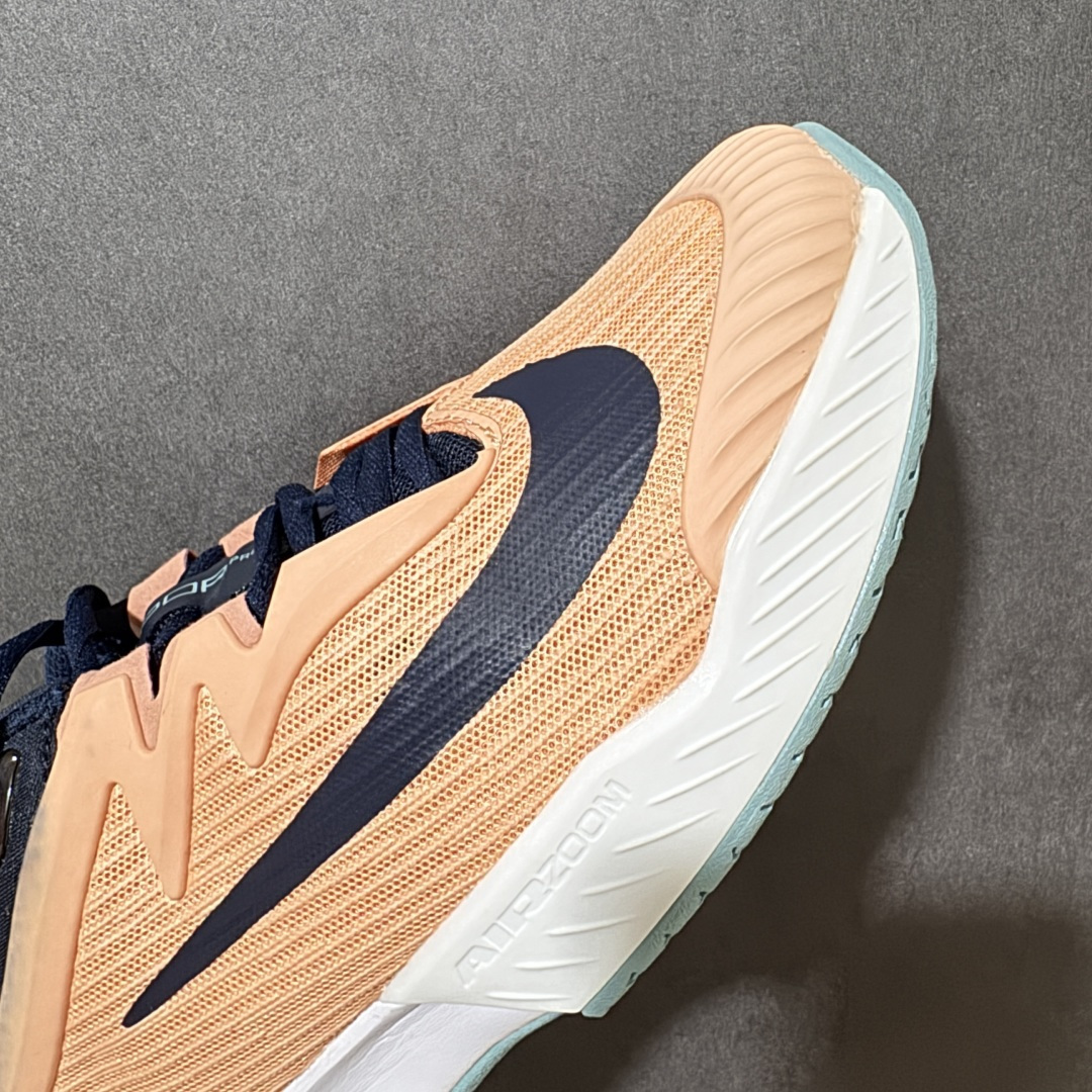 图片[8]-【公司级】Nike W Zoom Vapor Pro 3 HC 亮橙银标专业硬地网球运动鞋 通体高密锁纱耐磨工程网布，立体编织结构抗撕裂抗拉伸，细密网孔快速排汗，长时间对抗训练不闷脚；金属银反光 Swoosh 标识，亮眼荧光橙整鞋配色，视觉冲击力强。 内置 Zoom 气垫分层中底，前后掌均衡缓震回弹，侧边加宽稳定支撑块，网球急停、横向滑步有效防崴脚，减轻膝盖与足底冲击；加厚海绵鞋领 + 一体式弹力鞋舌，牢牢锁定脚踝不晃脚。 硬地专用分段人字深纹橡胶外底，加厚耐磨橡胶层，适配塑胶硬地球场，防滑抓地不易侧滑；鞋头加固防撞包边，对抗磕碰不变形，配套橙色 NIKE 原厂鞋盒，全套标签细节完整还原。 高活力荧光橙配色，适配网球训练、羽毛球、健身慢跑、日常通勤，男女同款专业赛场多功能训练运动鞋。 货号：FZ2161-800 尺码：36-45-选品中心