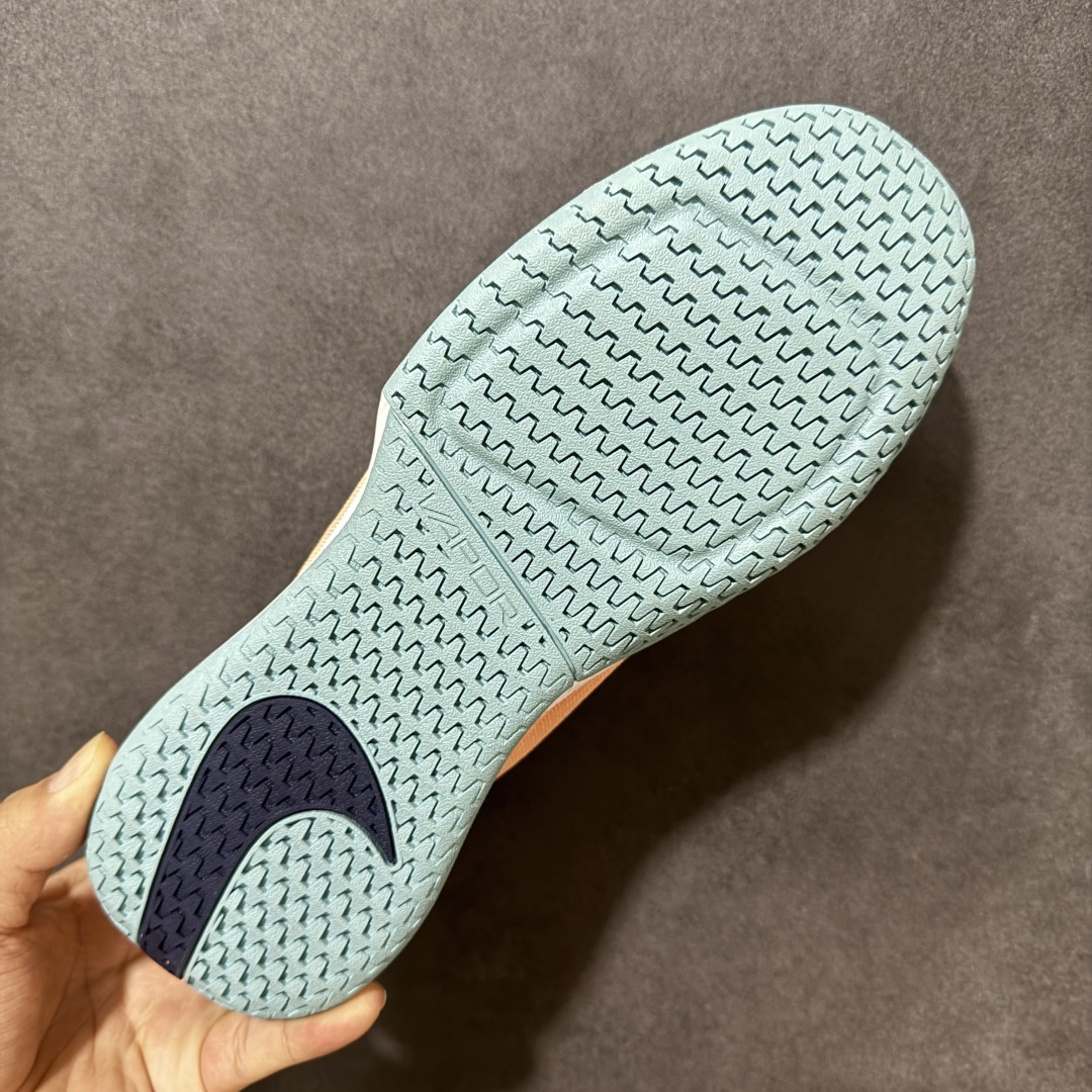 图片[9]-【公司级】Nike W Zoom Vapor Pro 3 HC 亮橙银标专业硬地网球运动鞋 通体高密锁纱耐磨工程网布，立体编织结构抗撕裂抗拉伸，细密网孔快速排汗，长时间对抗训练不闷脚；金属银反光 Swoosh 标识，亮眼荧光橙整鞋配色，视觉冲击力强。 内置 Zoom 气垫分层中底，前后掌均衡缓震回弹，侧边加宽稳定支撑块，网球急停、横向滑步有效防崴脚，减轻膝盖与足底冲击；加厚海绵鞋领 + 一体式弹力鞋舌，牢牢锁定脚踝不晃脚。 硬地专用分段人字深纹橡胶外底，加厚耐磨橡胶层，适配塑胶硬地球场，防滑抓地不易侧滑；鞋头加固防撞包边，对抗磕碰不变形，配套橙色 NIKE 原厂鞋盒，全套标签细节完整还原。 高活力荧光橙配色，适配网球训练、羽毛球、健身慢跑、日常通勤，男女同款专业赛场多功能训练运动鞋。 货号：FZ2161-800 尺码：36-45-选品中心