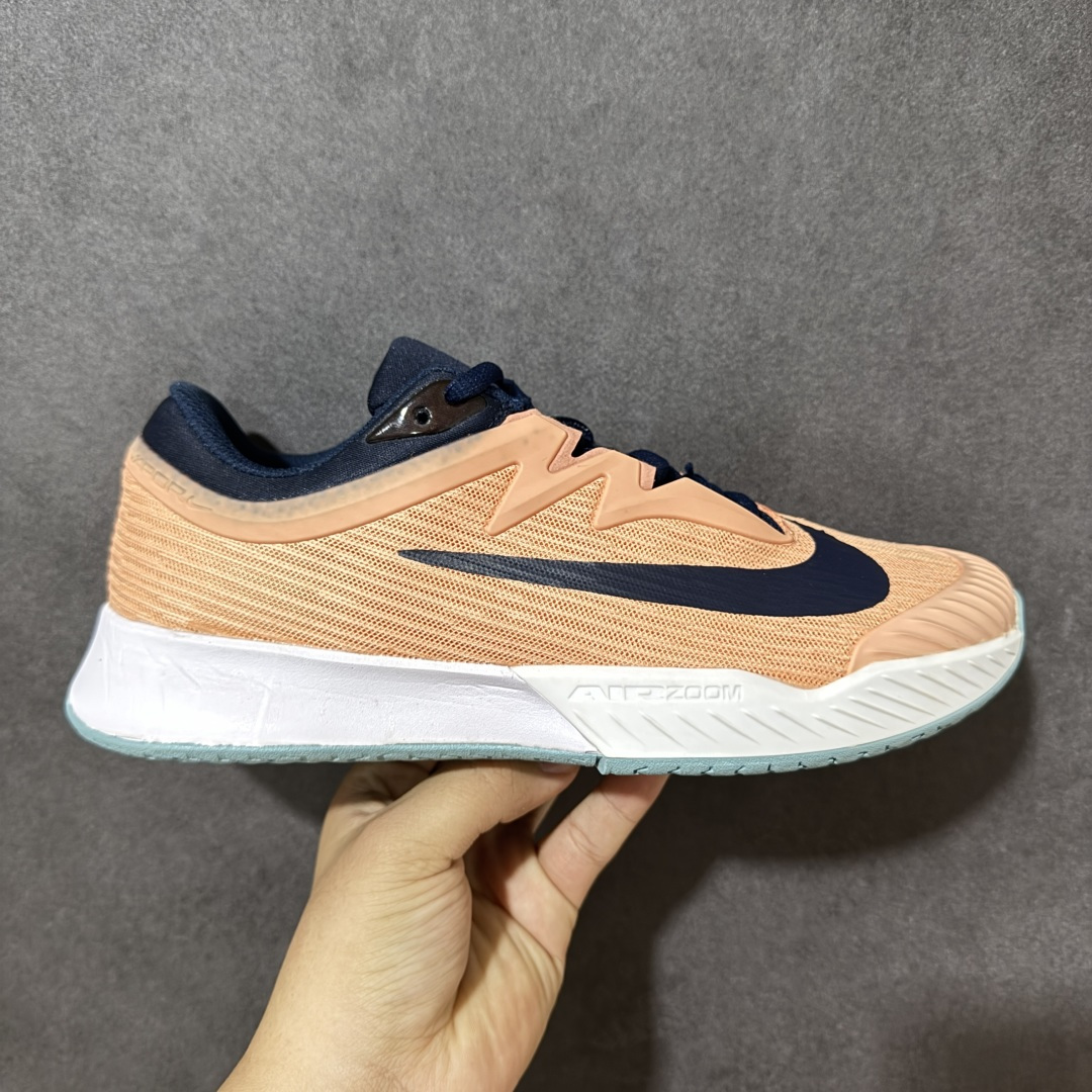 【公司级】Nike W Zoom Vapor Pro 3 HC 亮橙银标专业硬地网球运动鞋 通体高密锁纱耐磨工程网布，立体编织结构抗撕裂抗拉伸，细密网孔快速排汗，长时间对抗训练不闷脚；金属银反光 Swoosh 标识，亮眼荧光橙整鞋配色，视觉冲击力强。 内置 Zoom 气垫分层中底，前后掌均衡缓震回弹，侧边加宽稳定支撑块，网球急停、横向滑步有效防崴脚，减轻膝盖与足底冲击；加厚海绵鞋领 + 一体式弹力鞋舌，牢牢锁定脚踝不晃脚。 硬地专用分段人字深纹橡胶外底，加厚耐磨橡胶层，适配塑胶硬地球场，防滑抓地不易侧滑；鞋头加固防撞包边，对抗磕碰不变形，配套橙色 NIKE 原厂鞋盒，全套标签细节完整还原。 高活力荧光橙配色，适配网球训练、羽毛球、健身慢跑、日常通勤，男女同款专业赛场多功能训练运动鞋。 货号：FZ2161-800 尺码：36-45-选品中心