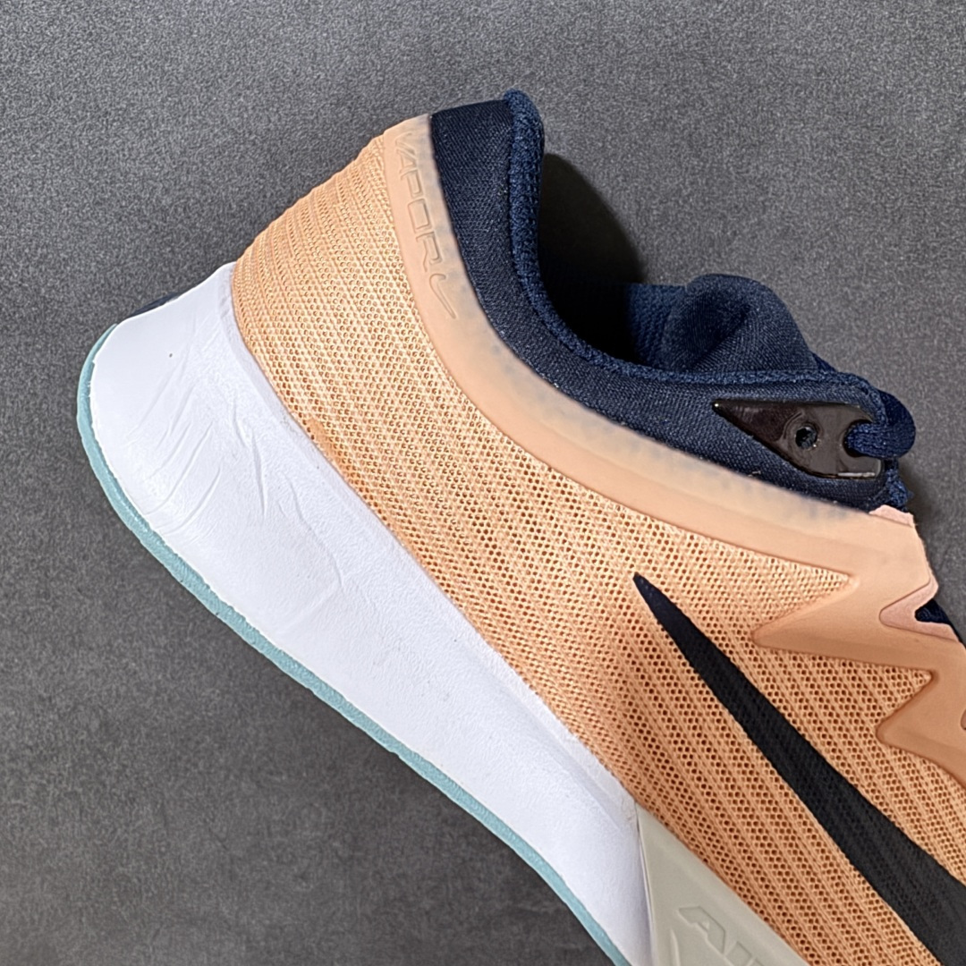 图片[7]-【公司级】Nike W Zoom Vapor Pro 3 HC 亮橙银标专业硬地网球运动鞋 通体高密锁纱耐磨工程网布，立体编织结构抗撕裂抗拉伸，细密网孔快速排汗，长时间对抗训练不闷脚；金属银反光 Swoosh 标识，亮眼荧光橙整鞋配色，视觉冲击力强。 内置 Zoom 气垫分层中底，前后掌均衡缓震回弹，侧边加宽稳定支撑块，网球急停、横向滑步有效防崴脚，减轻膝盖与足底冲击；加厚海绵鞋领 + 一体式弹力鞋舌，牢牢锁定脚踝不晃脚。 硬地专用分段人字深纹橡胶外底，加厚耐磨橡胶层，适配塑胶硬地球场，防滑抓地不易侧滑；鞋头加固防撞包边，对抗磕碰不变形，配套橙色 NIKE 原厂鞋盒，全套标签细节完整还原。 高活力荧光橙配色，适配网球训练、羽毛球、健身慢跑、日常通勤，男女同款专业赛场多功能训练运动鞋。 货号：FZ2161-800 尺码：36-45-选品中心