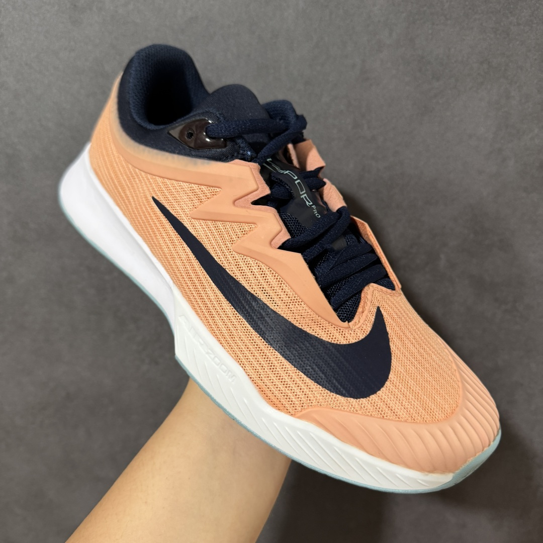 图片[3]-【公司级】Nike W Zoom Vapor Pro 3 HC 亮橙银标专业硬地网球运动鞋 通体高密锁纱耐磨工程网布，立体编织结构抗撕裂抗拉伸，细密网孔快速排汗，长时间对抗训练不闷脚；金属银反光 Swoosh 标识，亮眼荧光橙整鞋配色，视觉冲击力强。 内置 Zoom 气垫分层中底，前后掌均衡缓震回弹，侧边加宽稳定支撑块，网球急停、横向滑步有效防崴脚，减轻膝盖与足底冲击；加厚海绵鞋领 + 一体式弹力鞋舌，牢牢锁定脚踝不晃脚。 硬地专用分段人字深纹橡胶外底，加厚耐磨橡胶层，适配塑胶硬地球场，防滑抓地不易侧滑；鞋头加固防撞包边，对抗磕碰不变形，配套橙色 NIKE 原厂鞋盒，全套标签细节完整还原。 高活力荧光橙配色，适配网球训练、羽毛球、健身慢跑、日常通勤，男女同款专业赛场多功能训练运动鞋。 货号：FZ2161-800 尺码：36-45-选品中心