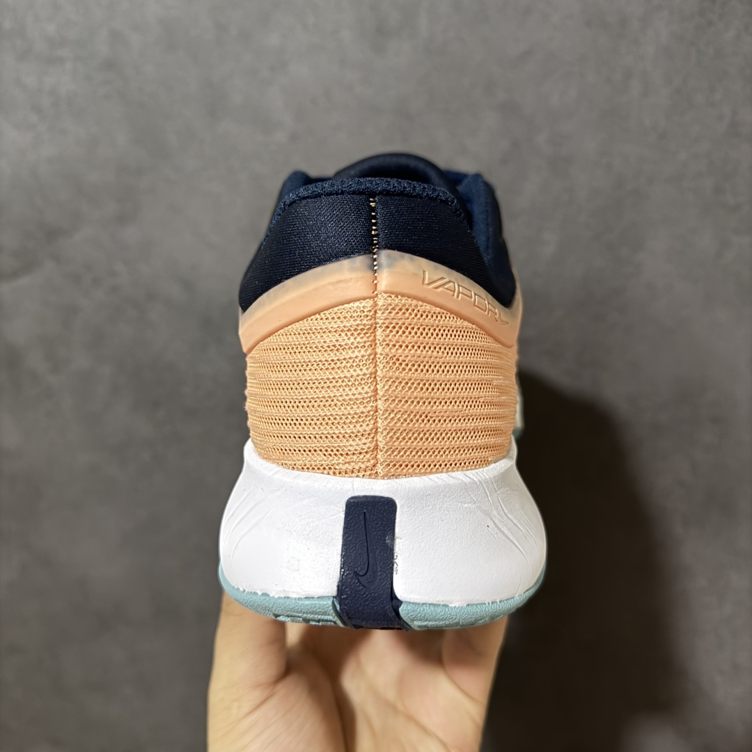 图片[4]-【公司级】Nike W Zoom Vapor Pro 3 HC 亮橙银标专业硬地网球运动鞋 通体高密锁纱耐磨工程网布，立体编织结构抗撕裂抗拉伸，细密网孔快速排汗，长时间对抗训练不闷脚；金属银反光 Swoosh 标识，亮眼荧光橙整鞋配色，视觉冲击力强。 内置 Zoom 气垫分层中底，前后掌均衡缓震回弹，侧边加宽稳定支撑块，网球急停、横向滑步有效防崴脚，减轻膝盖与足底冲击；加厚海绵鞋领 + 一体式弹力鞋舌，牢牢锁定脚踝不晃脚。 硬地专用分段人字深纹橡胶外底，加厚耐磨橡胶层，适配塑胶硬地球场，防滑抓地不易侧滑；鞋头加固防撞包边，对抗磕碰不变形，配套橙色 NIKE 原厂鞋盒，全套标签细节完整还原。 高活力荧光橙配色，适配网球训练、羽毛球、健身慢跑、日常通勤，男女同款专业赛场多功能训练运动鞋。 货号：FZ2161-800 尺码：36-45-选品中心