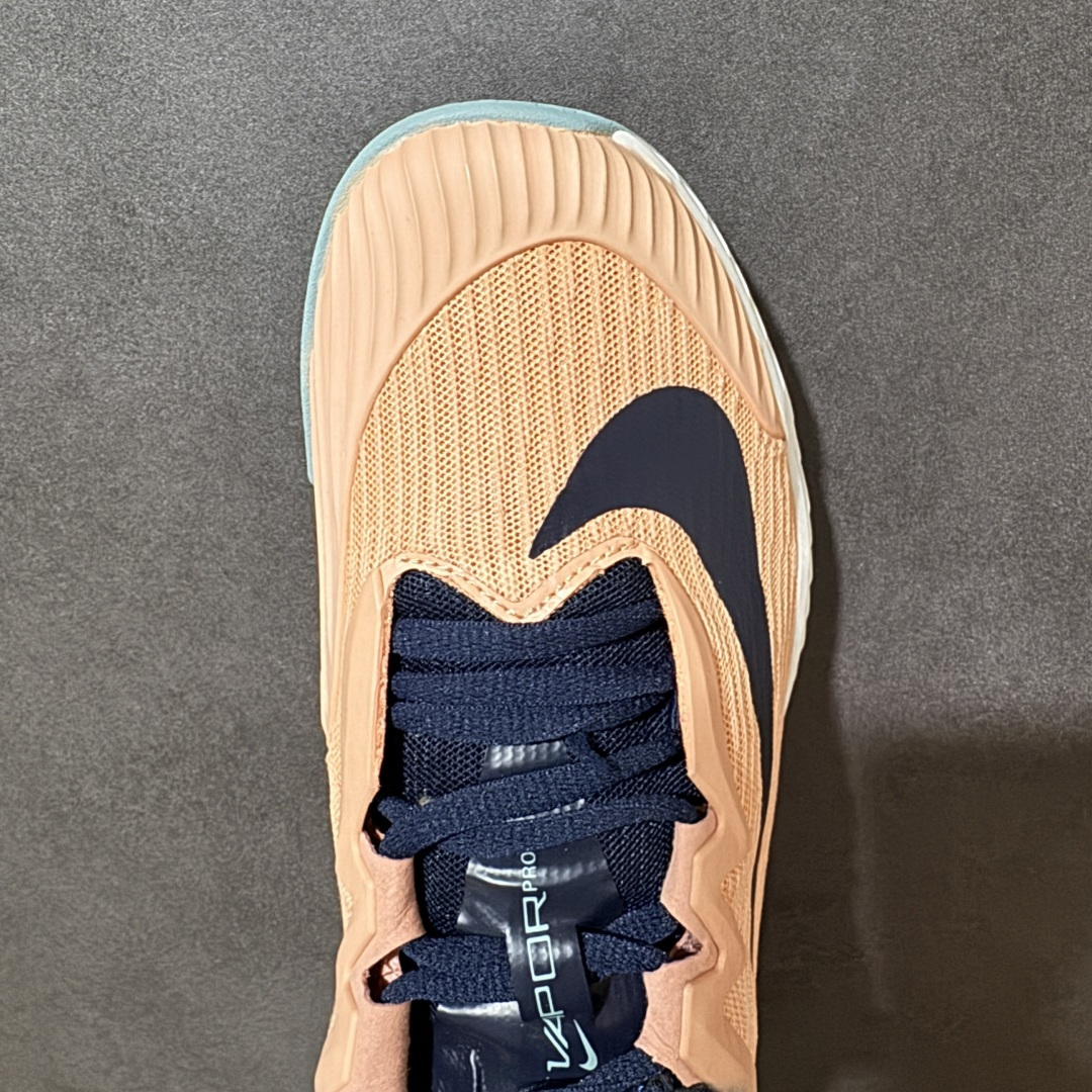 图片[5]-【公司级】Nike W Zoom Vapor Pro 3 HC 亮橙银标专业硬地网球运动鞋 通体高密锁纱耐磨工程网布，立体编织结构抗撕裂抗拉伸，细密网孔快速排汗，长时间对抗训练不闷脚；金属银反光 Swoosh 标识，亮眼荧光橙整鞋配色，视觉冲击力强。 内置 Zoom 气垫分层中底，前后掌均衡缓震回弹，侧边加宽稳定支撑块，网球急停、横向滑步有效防崴脚，减轻膝盖与足底冲击；加厚海绵鞋领 + 一体式弹力鞋舌，牢牢锁定脚踝不晃脚。 硬地专用分段人字深纹橡胶外底，加厚耐磨橡胶层，适配塑胶硬地球场，防滑抓地不易侧滑；鞋头加固防撞包边，对抗磕碰不变形，配套橙色 NIKE 原厂鞋盒，全套标签细节完整还原。 高活力荧光橙配色，适配网球训练、羽毛球、健身慢跑、日常通勤，男女同款专业赛场多功能训练运动鞋。 货号：FZ2161-800 尺码：36-45-选品中心