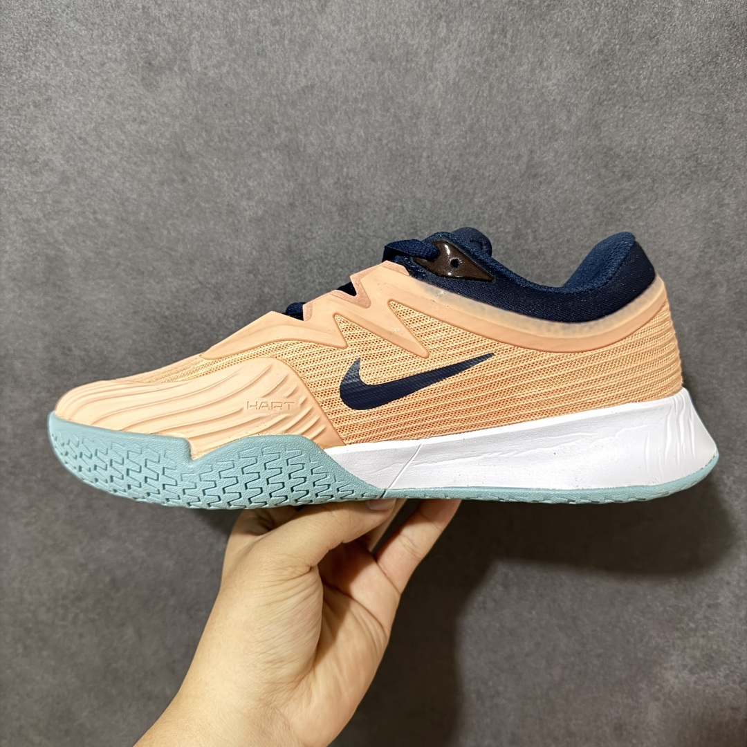图片[2]-【公司级】Nike W Zoom Vapor Pro 3 HC 亮橙银标专业硬地网球运动鞋 通体高密锁纱耐磨工程网布，立体编织结构抗撕裂抗拉伸，细密网孔快速排汗，长时间对抗训练不闷脚；金属银反光 Swoosh 标识，亮眼荧光橙整鞋配色，视觉冲击力强。 内置 Zoom 气垫分层中底，前后掌均衡缓震回弹，侧边加宽稳定支撑块，网球急停、横向滑步有效防崴脚，减轻膝盖与足底冲击；加厚海绵鞋领 + 一体式弹力鞋舌，牢牢锁定脚踝不晃脚。 硬地专用分段人字深纹橡胶外底，加厚耐磨橡胶层，适配塑胶硬地球场，防滑抓地不易侧滑；鞋头加固防撞包边，对抗磕碰不变形，配套橙色 NIKE 原厂鞋盒，全套标签细节完整还原。 高活力荧光橙配色，适配网球训练、羽毛球、健身慢跑、日常通勤，男女同款专业赛场多功能训练运动鞋。 货号：FZ2161-800 尺码：36-45-选品中心