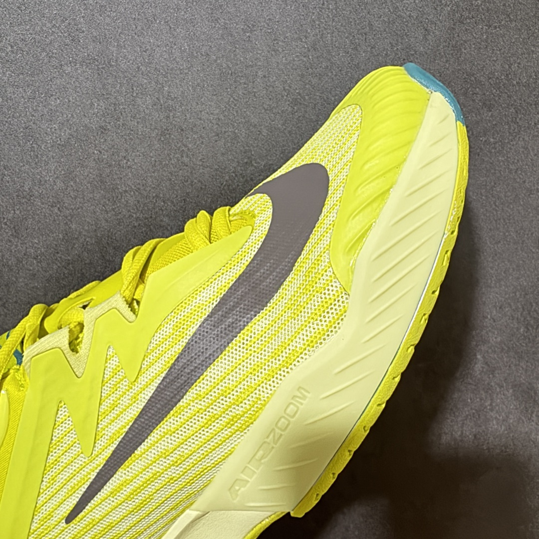 图片[8]-【公司级】Nike W Zoom Vapor Pro 3 HC 亮橙银标专业硬地网球运动鞋 通体高密锁纱耐磨工程网布，立体编织结构抗撕裂抗拉伸，细密网孔快速排汗，长时间对抗训练不闷脚；金属银反光 Swoosh 标识，亮眼荧光橙整鞋配色，视觉冲击力强。 内置 Zoom 气垫分层中底，前后掌均衡缓震回弹，侧边加宽稳定支撑块，网球急停、横向滑步有效防崴脚，减轻膝盖与足底冲击；加厚海绵鞋领 + 一体式弹力鞋舌，牢牢锁定脚踝不晃脚。 硬地专用分段人字深纹橡胶外底，加厚耐磨橡胶层，适配塑胶硬地球场，防滑抓地不易侧滑；鞋头加固防撞包边，对抗磕碰不变形，配套橙色 NIKE 原厂鞋盒，全套标签细节完整还原。 高活力荧光橙配色，适配网球训练、羽毛球、健身慢跑、日常通勤，男女同款专业赛场多功能训练运动鞋。 货号：HF7829-300 尺码：36-45-选品中心