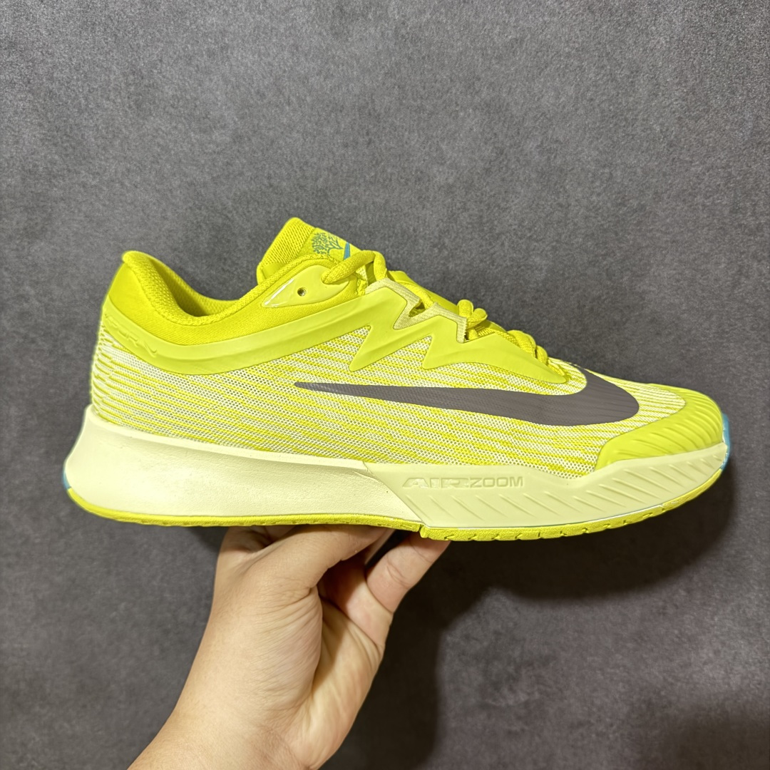 【公司级】Nike W Zoom Vapor Pro 3 HC 亮橙银标专业硬地网球运动鞋 通体高密锁纱耐磨工程网布，立体编织结构抗撕裂抗拉伸，细密网孔快速排汗，长时间对抗训练不闷脚；金属银反光 Swoosh 标识，亮眼荧光橙整鞋配色，视觉冲击力强。 内置 Zoom 气垫分层中底，前后掌均衡缓震回弹，侧边加宽稳定支撑块，网球急停、横向滑步有效防崴脚，减轻膝盖与足底冲击；加厚海绵鞋领 + 一体式弹力鞋舌，牢牢锁定脚踝不晃脚。 硬地专用分段人字深纹橡胶外底，加厚耐磨橡胶层，适配塑胶硬地球场，防滑抓地不易侧滑；鞋头加固防撞包边，对抗磕碰不变形，配套橙色 NIKE 原厂鞋盒，全套标签细节完整还原。 高活力荧光橙配色，适配网球训练、羽毛球、健身慢跑、日常通勤，男女同款专业赛场多功能训练运动鞋。 货号：HF7829-300 尺码：36-45-选品中心