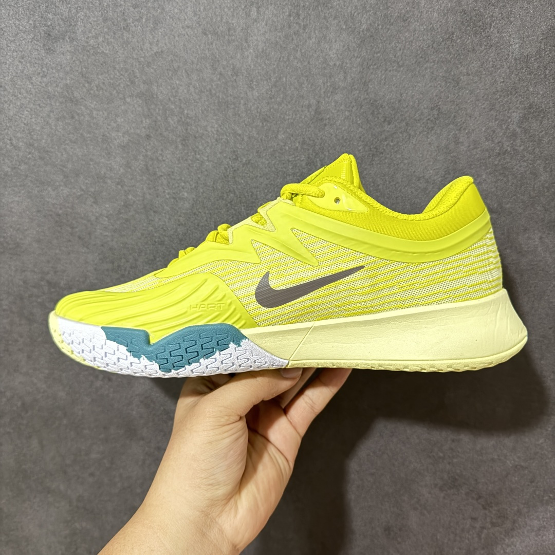 图片[2]-【公司级】Nike W Zoom Vapor Pro 3 HC 亮橙银标专业硬地网球运动鞋 通体高密锁纱耐磨工程网布，立体编织结构抗撕裂抗拉伸，细密网孔快速排汗，长时间对抗训练不闷脚；金属银反光 Swoosh 标识，亮眼荧光橙整鞋配色，视觉冲击力强。 内置 Zoom 气垫分层中底，前后掌均衡缓震回弹，侧边加宽稳定支撑块，网球急停、横向滑步有效防崴脚，减轻膝盖与足底冲击；加厚海绵鞋领 + 一体式弹力鞋舌，牢牢锁定脚踝不晃脚。 硬地专用分段人字深纹橡胶外底，加厚耐磨橡胶层，适配塑胶硬地球场，防滑抓地不易侧滑；鞋头加固防撞包边，对抗磕碰不变形，配套橙色 NIKE 原厂鞋盒，全套标签细节完整还原。 高活力荧光橙配色，适配网球训练、羽毛球、健身慢跑、日常通勤，男女同款专业赛场多功能训练运动鞋。 货号：HF7829-300 尺码：36-45-选品中心