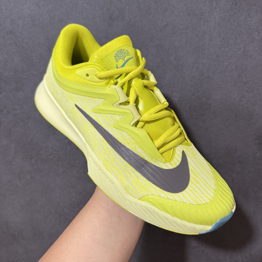 图片[3]-【公司级】Nike W Zoom Vapor Pro 3 HC 亮橙银标专业硬地网球运动鞋 通体高密锁纱耐磨工程网布，立体编织结构抗撕裂抗拉伸，细密网孔快速排汗，长时间对抗训练不闷脚；金属银反光 Swoosh 标识，亮眼荧光橙整鞋配色，视觉冲击力强。 内置 Zoom 气垫分层中底，前后掌均衡缓震回弹，侧边加宽稳定支撑块，网球急停、横向滑步有效防崴脚，减轻膝盖与足底冲击；加厚海绵鞋领 + 一体式弹力鞋舌，牢牢锁定脚踝不晃脚。 硬地专用分段人字深纹橡胶外底，加厚耐磨橡胶层，适配塑胶硬地球场，防滑抓地不易侧滑；鞋头加固防撞包边，对抗磕碰不变形，配套橙色 NIKE 原厂鞋盒，全套标签细节完整还原。 高活力荧光橙配色，适配网球训练、羽毛球、健身慢跑、日常通勤，男女同款专业赛场多功能训练运动鞋。 货号：HF7829-300 尺码：36-45-选品中心