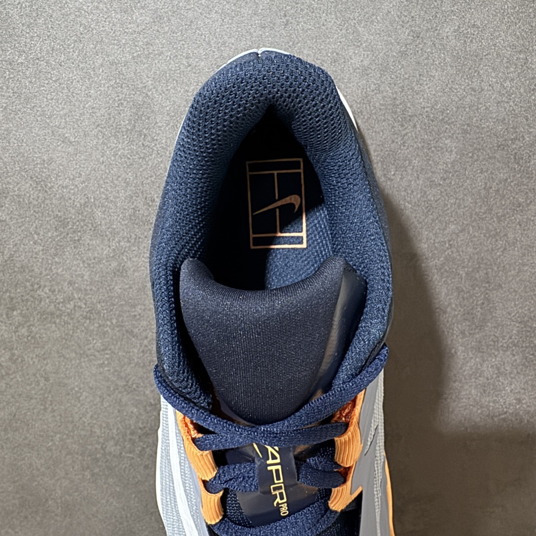 图片[6]-【公司级】Nike W Zoom Vapor Pro 3 HC 亮橙银标专业硬地网球运动鞋 通体高密锁纱耐磨工程网布，立体编织结构抗撕裂抗拉伸，细密网孔快速排汗，长时间对抗训练不闷脚；金属银反光 Swoosh 标识，亮眼荧光橙整鞋配色，视觉冲击力强。 内置 Zoom 气垫分层中底，前后掌均衡缓震回弹，侧边加宽稳定支撑块，网球急停、横向滑步有效防崴脚，减轻膝盖与足底冲击；加厚海绵鞋领 + 一体式弹力鞋舌，牢牢锁定脚踝不晃脚。 硬地专用分段人字深纹橡胶外底，加厚耐磨橡胶层，适配塑胶硬地球场，防滑抓地不易侧滑；鞋头加固防撞包边，对抗磕碰不变形，配套橙色 NIKE 原厂鞋盒，全套标签细节完整还原。 高活力荧光橙配色，适配网球训练、羽毛球、健身慢跑、日常通勤，男女同款专业赛场多功能训练运动鞋。 货号：FZ2161-400 尺码：36-45-选品中心