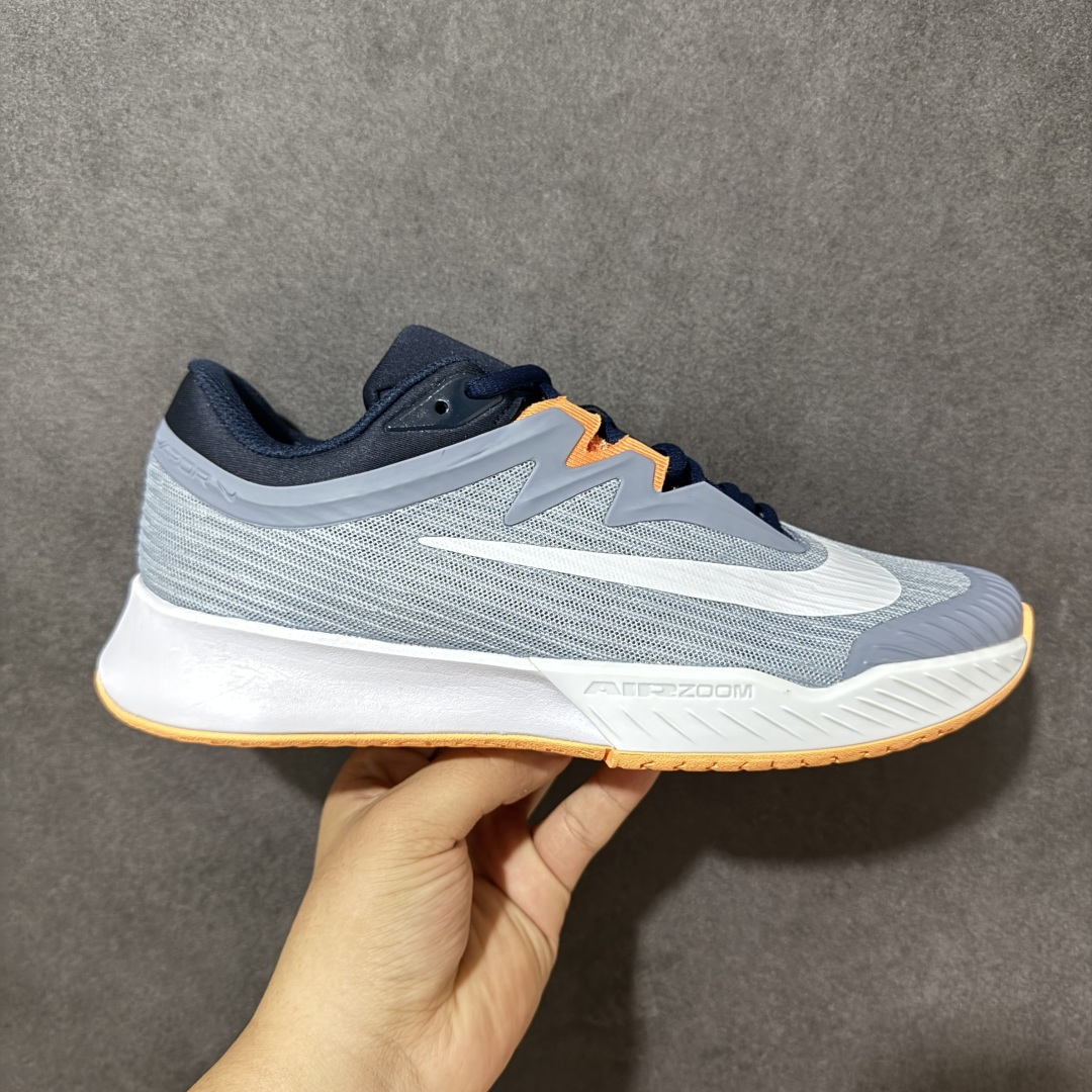 【公司级】Nike W Zoom Vapor Pro 3 HC 亮橙银标专业硬地网球运动鞋 通体高密锁纱耐磨工程网布，立体编织结构抗撕裂抗拉伸，细密网孔快速排汗，长时间对抗训练不闷脚；金属银反光 Swoosh 标识，亮眼荧光橙整鞋配色，视觉冲击力强。 内置 Zoom 气垫分层中底，前后掌均衡缓震回弹，侧边加宽稳定支撑块，网球急停、横向滑步有效防崴脚，减轻膝盖与足底冲击；加厚海绵鞋领 + 一体式弹力鞋舌，牢牢锁定脚踝不晃脚。 硬地专用分段人字深纹橡胶外底，加厚耐磨橡胶层，适配塑胶硬地球场，防滑抓地不易侧滑；鞋头加固防撞包边，对抗磕碰不变形，配套橙色 NIKE 原厂鞋盒，全套标签细节完整还原。 高活力荧光橙配色，适配网球训练、羽毛球、健身慢跑、日常通勤，男女同款专业赛场多功能训练运动鞋。 货号：FZ2161-400 尺码：36-45-选品中心