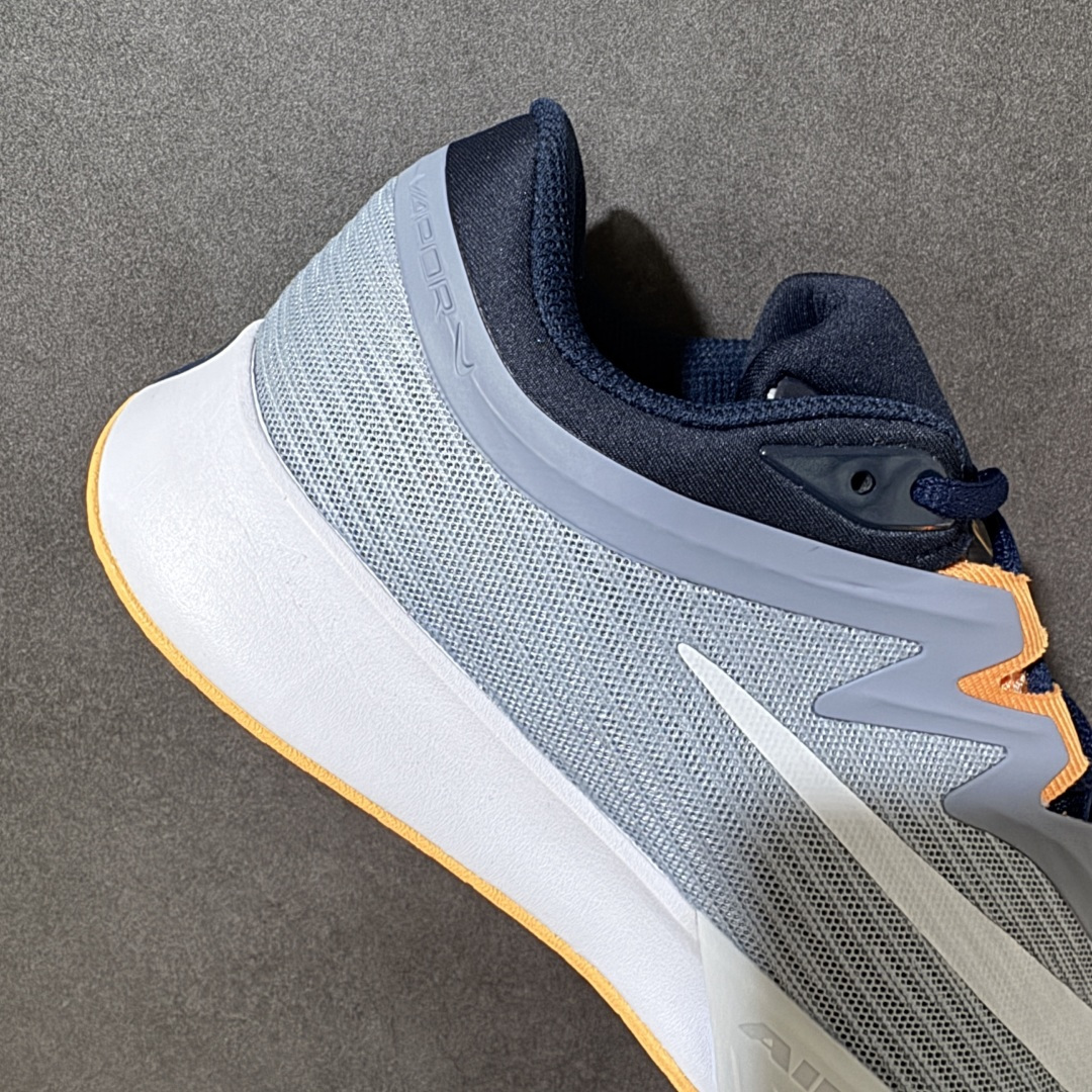 图片[7]-【公司级】Nike W Zoom Vapor Pro 3 HC 亮橙银标专业硬地网球运动鞋 通体高密锁纱耐磨工程网布，立体编织结构抗撕裂抗拉伸，细密网孔快速排汗，长时间对抗训练不闷脚；金属银反光 Swoosh 标识，亮眼荧光橙整鞋配色，视觉冲击力强。 内置 Zoom 气垫分层中底，前后掌均衡缓震回弹，侧边加宽稳定支撑块，网球急停、横向滑步有效防崴脚，减轻膝盖与足底冲击；加厚海绵鞋领 + 一体式弹力鞋舌，牢牢锁定脚踝不晃脚。 硬地专用分段人字深纹橡胶外底，加厚耐磨橡胶层，适配塑胶硬地球场，防滑抓地不易侧滑；鞋头加固防撞包边，对抗磕碰不变形，配套橙色 NIKE 原厂鞋盒，全套标签细节完整还原。 高活力荧光橙配色，适配网球训练、羽毛球、健身慢跑、日常通勤，男女同款专业赛场多功能训练运动鞋。 货号：FZ2161-400 尺码：36-45-选品中心