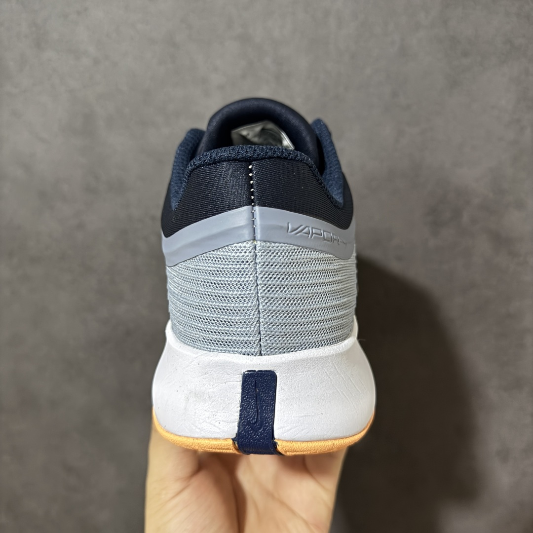 图片[4]-【公司级】Nike W Zoom Vapor Pro 3 HC 亮橙银标专业硬地网球运动鞋 通体高密锁纱耐磨工程网布，立体编织结构抗撕裂抗拉伸，细密网孔快速排汗，长时间对抗训练不闷脚；金属银反光 Swoosh 标识，亮眼荧光橙整鞋配色，视觉冲击力强。 内置 Zoom 气垫分层中底，前后掌均衡缓震回弹，侧边加宽稳定支撑块，网球急停、横向滑步有效防崴脚，减轻膝盖与足底冲击；加厚海绵鞋领 + 一体式弹力鞋舌，牢牢锁定脚踝不晃脚。 硬地专用分段人字深纹橡胶外底，加厚耐磨橡胶层，适配塑胶硬地球场，防滑抓地不易侧滑；鞋头加固防撞包边，对抗磕碰不变形，配套橙色 NIKE 原厂鞋盒，全套标签细节完整还原。 高活力荧光橙配色，适配网球训练、羽毛球、健身慢跑、日常通勤，男女同款专业赛场多功能训练运动鞋。 货号：FZ2161-400 尺码：36-45-选品中心