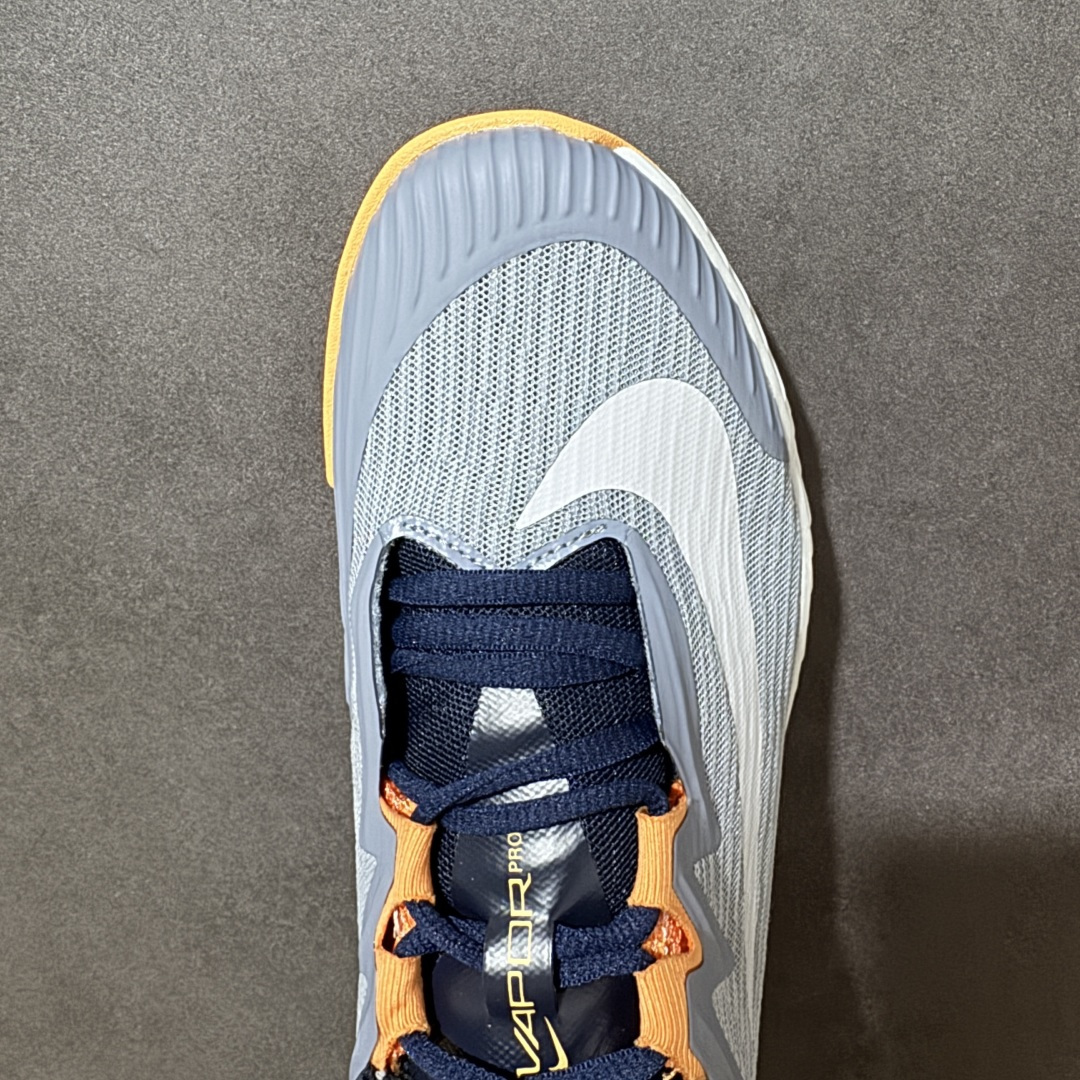 图片[5]-【公司级】Nike W Zoom Vapor Pro 3 HC 亮橙银标专业硬地网球运动鞋 通体高密锁纱耐磨工程网布，立体编织结构抗撕裂抗拉伸，细密网孔快速排汗，长时间对抗训练不闷脚；金属银反光 Swoosh 标识，亮眼荧光橙整鞋配色，视觉冲击力强。 内置 Zoom 气垫分层中底，前后掌均衡缓震回弹，侧边加宽稳定支撑块，网球急停、横向滑步有效防崴脚，减轻膝盖与足底冲击；加厚海绵鞋领 + 一体式弹力鞋舌，牢牢锁定脚踝不晃脚。 硬地专用分段人字深纹橡胶外底，加厚耐磨橡胶层，适配塑胶硬地球场，防滑抓地不易侧滑；鞋头加固防撞包边，对抗磕碰不变形，配套橙色 NIKE 原厂鞋盒，全套标签细节完整还原。 高活力荧光橙配色，适配网球训练、羽毛球、健身慢跑、日常通勤，男女同款专业赛场多功能训练运动鞋。 货号：FZ2161-400 尺码：36-45-选品中心