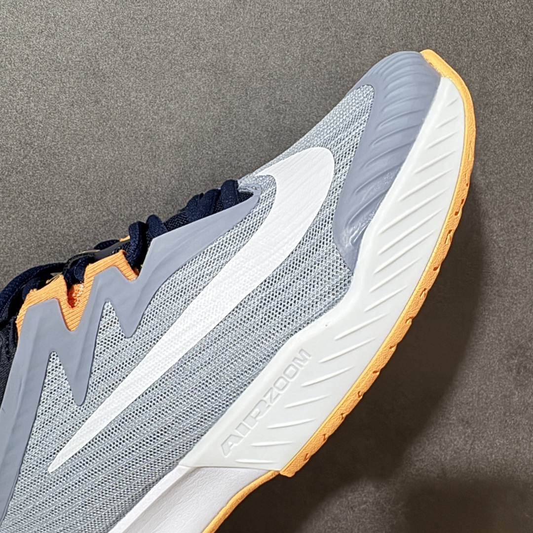 图片[8]-【公司级】Nike W Zoom Vapor Pro 3 HC 亮橙银标专业硬地网球运动鞋 通体高密锁纱耐磨工程网布，立体编织结构抗撕裂抗拉伸，细密网孔快速排汗，长时间对抗训练不闷脚；金属银反光 Swoosh 标识，亮眼荧光橙整鞋配色，视觉冲击力强。 内置 Zoom 气垫分层中底，前后掌均衡缓震回弹，侧边加宽稳定支撑块，网球急停、横向滑步有效防崴脚，减轻膝盖与足底冲击；加厚海绵鞋领 + 一体式弹力鞋舌，牢牢锁定脚踝不晃脚。 硬地专用分段人字深纹橡胶外底，加厚耐磨橡胶层，适配塑胶硬地球场，防滑抓地不易侧滑；鞋头加固防撞包边，对抗磕碰不变形，配套橙色 NIKE 原厂鞋盒，全套标签细节完整还原。 高活力荧光橙配色，适配网球训练、羽毛球、健身慢跑、日常通勤，男女同款专业赛场多功能训练运动鞋。 货号：FZ2161-400 尺码：36-45-选品中心
