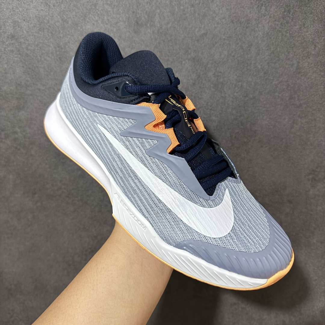 图片[3]-【公司级】Nike W Zoom Vapor Pro 3 HC 亮橙银标专业硬地网球运动鞋 通体高密锁纱耐磨工程网布，立体编织结构抗撕裂抗拉伸，细密网孔快速排汗，长时间对抗训练不闷脚；金属银反光 Swoosh 标识，亮眼荧光橙整鞋配色，视觉冲击力强。 内置 Zoom 气垫分层中底，前后掌均衡缓震回弹，侧边加宽稳定支撑块，网球急停、横向滑步有效防崴脚，减轻膝盖与足底冲击；加厚海绵鞋领 + 一体式弹力鞋舌，牢牢锁定脚踝不晃脚。 硬地专用分段人字深纹橡胶外底，加厚耐磨橡胶层，适配塑胶硬地球场，防滑抓地不易侧滑；鞋头加固防撞包边，对抗磕碰不变形，配套橙色 NIKE 原厂鞋盒，全套标签细节完整还原。 高活力荧光橙配色，适配网球训练、羽毛球、健身慢跑、日常通勤，男女同款专业赛场多功能训练运动鞋。 货号：FZ2161-400 尺码：36-45-选品中心