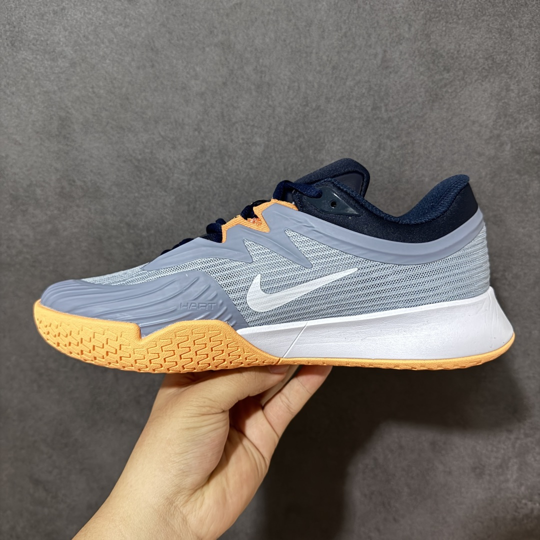 图片[2]-【公司级】Nike W Zoom Vapor Pro 3 HC 亮橙银标专业硬地网球运动鞋 通体高密锁纱耐磨工程网布，立体编织结构抗撕裂抗拉伸，细密网孔快速排汗，长时间对抗训练不闷脚；金属银反光 Swoosh 标识，亮眼荧光橙整鞋配色，视觉冲击力强。 内置 Zoom 气垫分层中底，前后掌均衡缓震回弹，侧边加宽稳定支撑块，网球急停、横向滑步有效防崴脚，减轻膝盖与足底冲击；加厚海绵鞋领 + 一体式弹力鞋舌，牢牢锁定脚踝不晃脚。 硬地专用分段人字深纹橡胶外底，加厚耐磨橡胶层，适配塑胶硬地球场，防滑抓地不易侧滑；鞋头加固防撞包边，对抗磕碰不变形，配套橙色 NIKE 原厂鞋盒，全套标签细节完整还原。 高活力荧光橙配色，适配网球训练、羽毛球、健身慢跑、日常通勤，男女同款专业赛场多功能训练运动鞋。 货号：FZ2161-400 尺码：36-45-选品中心