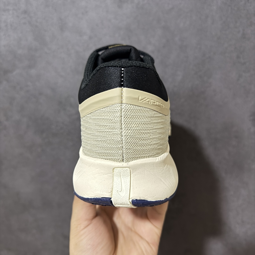 图片[4]-【公司级】Nike W Zoom Vapor Pro 3 HC 亮橙银标专业硬地网球运动鞋 通体高密锁纱耐磨工程网布，立体编织结构抗撕裂抗拉伸，细密网孔快速排汗，长时间对抗训练不闷脚；金属银反光 Swoosh 标识，亮眼荧光橙整鞋配色，视觉冲击力强。 内置 Zoom 气垫分层中底，前后掌均衡缓震回弹，侧边加宽稳定支撑块，网球急停、横向滑步有效防崴脚，减轻膝盖与足底冲击；加厚海绵鞋领 + 一体式弹力鞋舌，牢牢锁定脚踝不晃脚。 硬地专用分段人字深纹橡胶外底，加厚耐磨橡胶层，适配塑胶硬地球场，防滑抓地不易侧滑；鞋头加固防撞包边，对抗磕碰不变形，配套橙色 NIKE 原厂鞋盒，全套标签细节完整还原。 高活力荧光橙配色，适配网球训练、羽毛球、健身慢跑、日常通勤，男女同款专业赛场多功能训练运动鞋。 货号：HV1483-200 尺码：36-45-选品中心