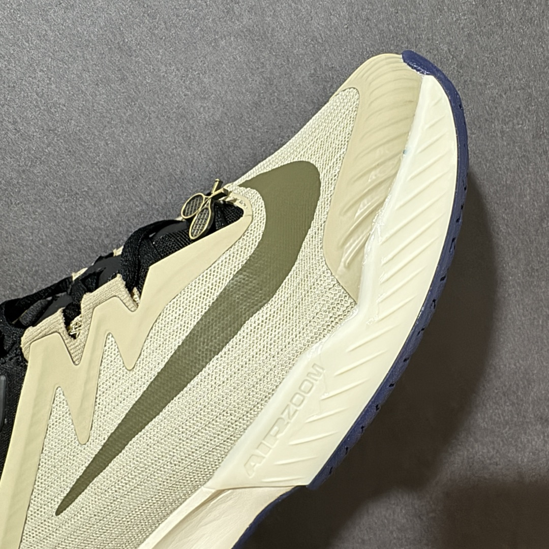 图片[8]-【公司级】Nike W Zoom Vapor Pro 3 HC 亮橙银标专业硬地网球运动鞋 通体高密锁纱耐磨工程网布，立体编织结构抗撕裂抗拉伸，细密网孔快速排汗，长时间对抗训练不闷脚；金属银反光 Swoosh 标识，亮眼荧光橙整鞋配色，视觉冲击力强。 内置 Zoom 气垫分层中底，前后掌均衡缓震回弹，侧边加宽稳定支撑块，网球急停、横向滑步有效防崴脚，减轻膝盖与足底冲击；加厚海绵鞋领 + 一体式弹力鞋舌，牢牢锁定脚踝不晃脚。 硬地专用分段人字深纹橡胶外底，加厚耐磨橡胶层，适配塑胶硬地球场，防滑抓地不易侧滑；鞋头加固防撞包边，对抗磕碰不变形，配套橙色 NIKE 原厂鞋盒，全套标签细节完整还原。 高活力荧光橙配色，适配网球训练、羽毛球、健身慢跑、日常通勤，男女同款专业赛场多功能训练运动鞋。 货号：HV1483-200 尺码：36-45-选品中心