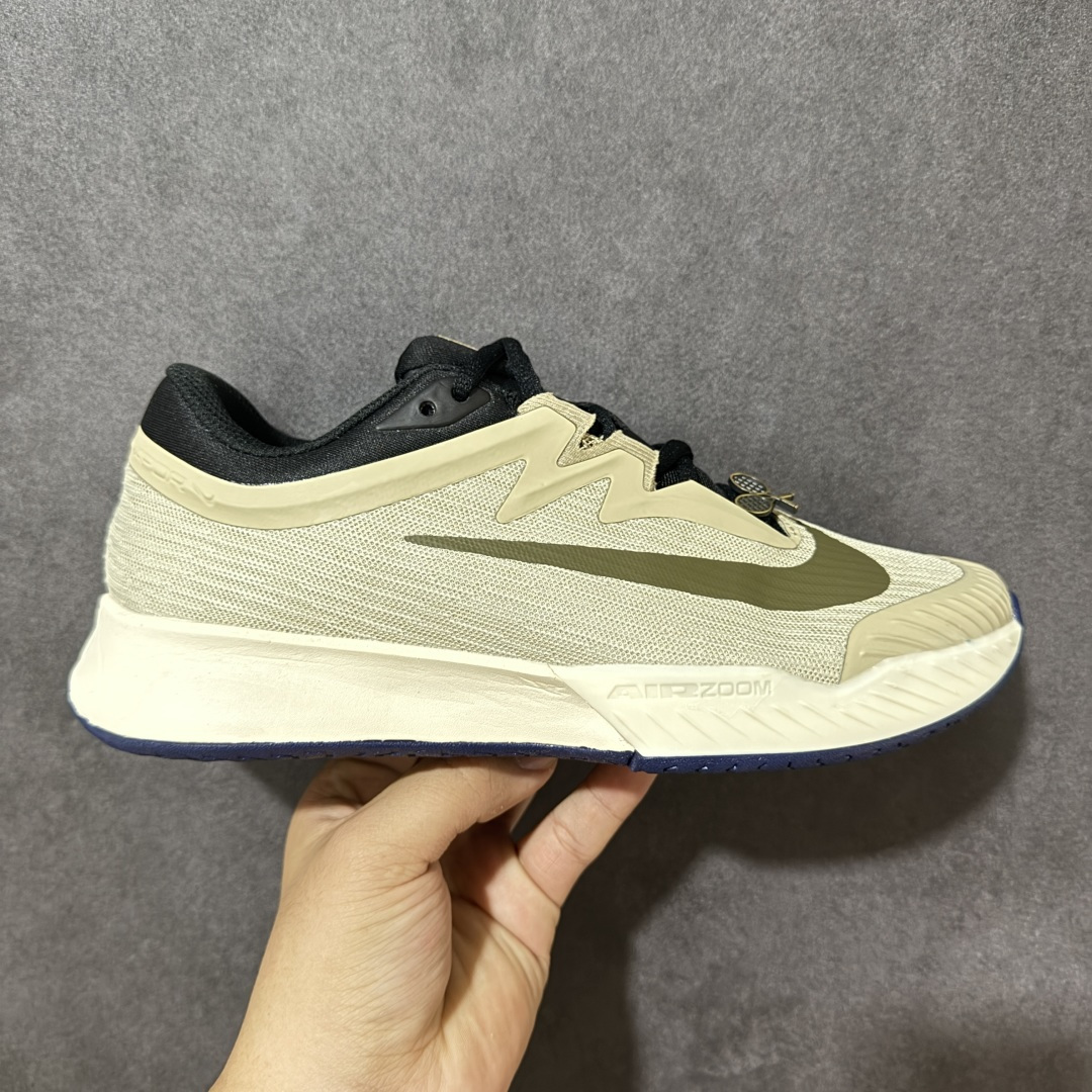 【公司级】Nike W Zoom Vapor Pro 3 HC 亮橙银标专业硬地网球运动鞋 通体高密锁纱耐磨工程网布，立体编织结构抗撕裂抗拉伸，细密网孔快速排汗，长时间对抗训练不闷脚；金属银反光 Swoosh 标识，亮眼荧光橙整鞋配色，视觉冲击力强。 内置 Zoom 气垫分层中底，前后掌均衡缓震回弹，侧边加宽稳定支撑块，网球急停、横向滑步有效防崴脚，减轻膝盖与足底冲击；加厚海绵鞋领 + 一体式弹力鞋舌，牢牢锁定脚踝不晃脚。 硬地专用分段人字深纹橡胶外底，加厚耐磨橡胶层，适配塑胶硬地球场，防滑抓地不易侧滑；鞋头加固防撞包边，对抗磕碰不变形，配套橙色 NIKE 原厂鞋盒，全套标签细节完整还原。 高活力荧光橙配色，适配网球训练、羽毛球、健身慢跑、日常通勤，男女同款专业赛场多功能训练运动鞋。 货号：HV1483-200 尺码：36-45-选品中心
