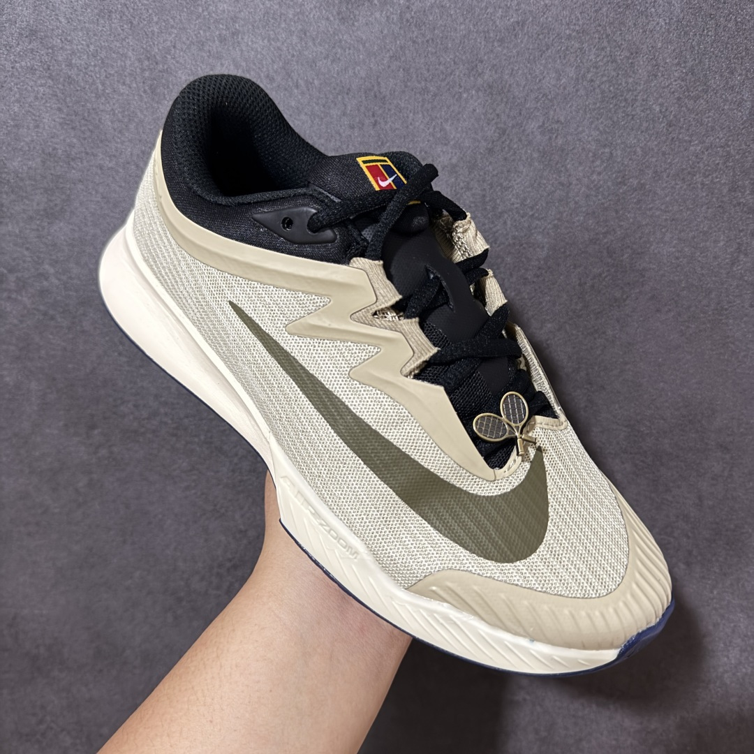 图片[3]-【公司级】Nike W Zoom Vapor Pro 3 HC 亮橙银标专业硬地网球运动鞋 通体高密锁纱耐磨工程网布，立体编织结构抗撕裂抗拉伸，细密网孔快速排汗，长时间对抗训练不闷脚；金属银反光 Swoosh 标识，亮眼荧光橙整鞋配色，视觉冲击力强。 内置 Zoom 气垫分层中底，前后掌均衡缓震回弹，侧边加宽稳定支撑块，网球急停、横向滑步有效防崴脚，减轻膝盖与足底冲击；加厚海绵鞋领 + 一体式弹力鞋舌，牢牢锁定脚踝不晃脚。 硬地专用分段人字深纹橡胶外底，加厚耐磨橡胶层，适配塑胶硬地球场，防滑抓地不易侧滑；鞋头加固防撞包边，对抗磕碰不变形，配套橙色 NIKE 原厂鞋盒，全套标签细节完整还原。 高活力荧光橙配色，适配网球训练、羽毛球、健身慢跑、日常通勤，男女同款专业赛场多功能训练运动鞋。 货号：HV1483-200 尺码：36-45-选品中心