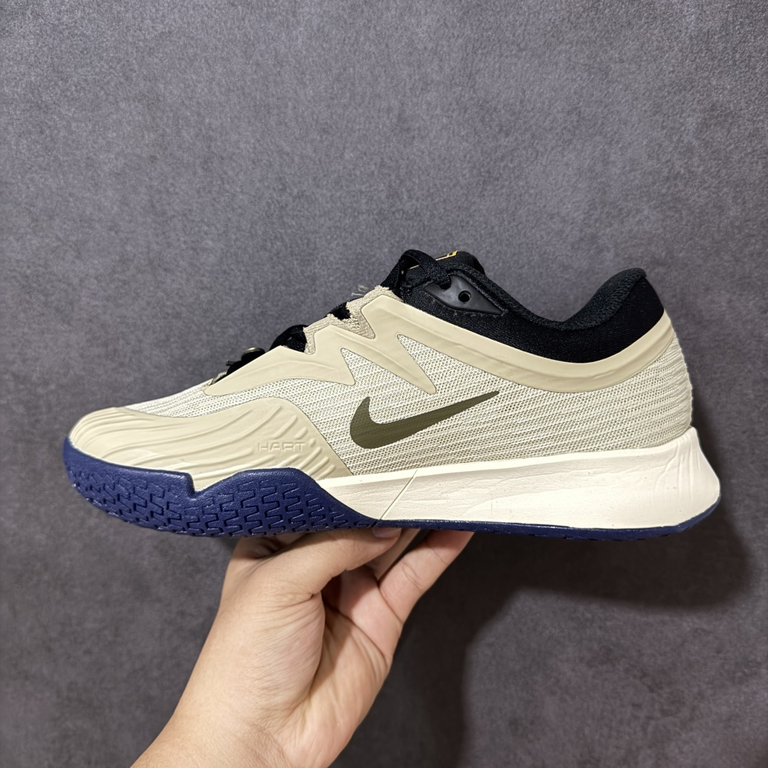 图片[2]-【公司级】Nike W Zoom Vapor Pro 3 HC 亮橙银标专业硬地网球运动鞋 通体高密锁纱耐磨工程网布，立体编织结构抗撕裂抗拉伸，细密网孔快速排汗，长时间对抗训练不闷脚；金属银反光 Swoosh 标识，亮眼荧光橙整鞋配色，视觉冲击力强。 内置 Zoom 气垫分层中底，前后掌均衡缓震回弹，侧边加宽稳定支撑块，网球急停、横向滑步有效防崴脚，减轻膝盖与足底冲击；加厚海绵鞋领 + 一体式弹力鞋舌，牢牢锁定脚踝不晃脚。 硬地专用分段人字深纹橡胶外底，加厚耐磨橡胶层，适配塑胶硬地球场，防滑抓地不易侧滑；鞋头加固防撞包边，对抗磕碰不变形，配套橙色 NIKE 原厂鞋盒，全套标签细节完整还原。 高活力荧光橙配色，适配网球训练、羽毛球、健身慢跑、日常通勤，男女同款专业赛场多功能训练运动鞋。 货号：HV1483-200 尺码：36-45-选品中心
