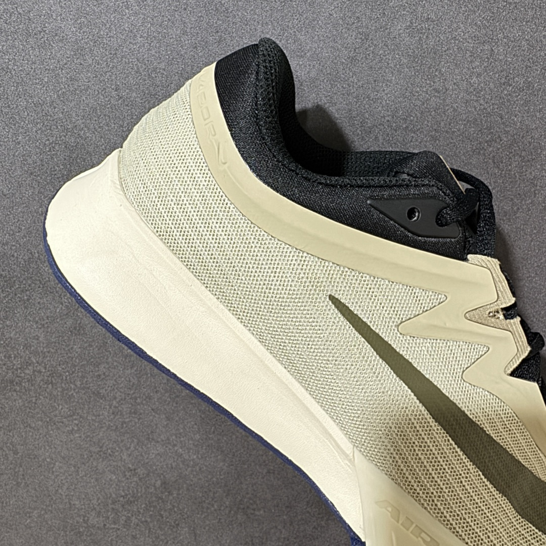 图片[7]-【公司级】Nike W Zoom Vapor Pro 3 HC 亮橙银标专业硬地网球运动鞋 通体高密锁纱耐磨工程网布，立体编织结构抗撕裂抗拉伸，细密网孔快速排汗，长时间对抗训练不闷脚；金属银反光 Swoosh 标识，亮眼荧光橙整鞋配色，视觉冲击力强。 内置 Zoom 气垫分层中底，前后掌均衡缓震回弹，侧边加宽稳定支撑块，网球急停、横向滑步有效防崴脚，减轻膝盖与足底冲击；加厚海绵鞋领 + 一体式弹力鞋舌，牢牢锁定脚踝不晃脚。 硬地专用分段人字深纹橡胶外底，加厚耐磨橡胶层，适配塑胶硬地球场，防滑抓地不易侧滑；鞋头加固防撞包边，对抗磕碰不变形，配套橙色 NIKE 原厂鞋盒，全套标签细节完整还原。 高活力荧光橙配色，适配网球训练、羽毛球、健身慢跑、日常通勤，男女同款专业赛场多功能训练运动鞋。 货号：HV1483-200 尺码：36-45-选品中心