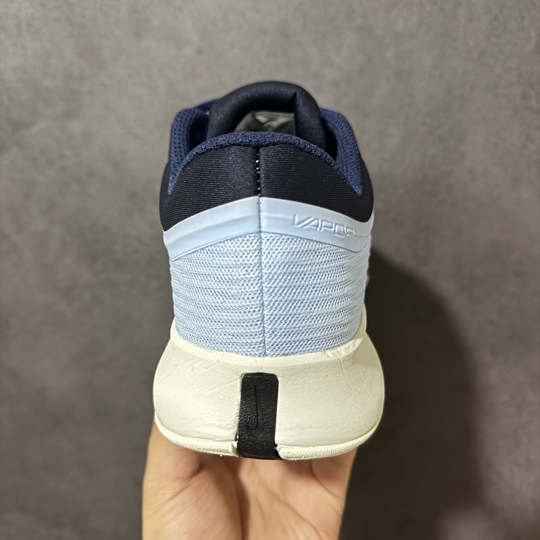图片[4]-【公司级】Nike W Zoom Vapor Pro 3 HC 亮橙银标专业硬地网球运动鞋 通体高密锁纱耐磨工程网布，立体编织结构抗撕裂抗拉伸，细密网孔快速排汗，长时间对抗训练不闷脚；金属银反光 Swoosh 标识，亮眼荧光橙整鞋配色，视觉冲击力强。 内置 Zoom 气垫分层中底，前后掌均衡缓震回弹，侧边加宽稳定支撑块，网球急停、横向滑步有效防崴脚，减轻膝盖与足底冲击；加厚海绵鞋领 + 一体式弹力鞋舌，牢牢锁定脚踝不晃脚。 硬地专用分段人字深纹橡胶外底，加厚耐磨橡胶层，适配塑胶硬地球场，防滑抓地不易侧滑；鞋头加固防撞包边，对抗磕碰不变形，配套橙色 NIKE 原厂鞋盒，全套标签细节完整还原。 高活力荧光橙配色，适配网球训练、羽毛球、健身慢跑、日常通勤，男女同款专业赛场多功能训练运动鞋。 货号：FZ2161-401 尺码：36-45-选品中心
