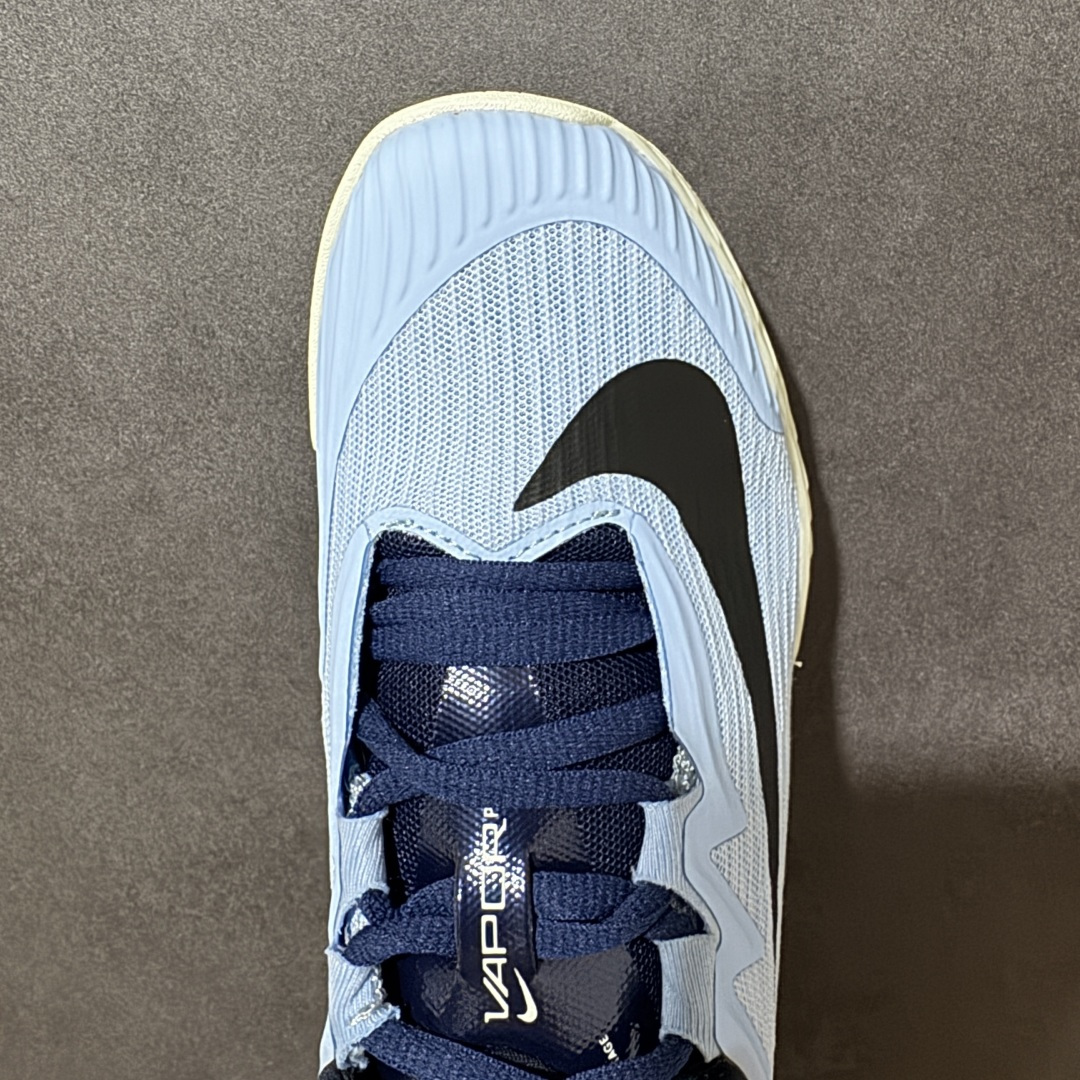 图片[5]-【公司级】Nike W Zoom Vapor Pro 3 HC 亮橙银标专业硬地网球运动鞋 通体高密锁纱耐磨工程网布，立体编织结构抗撕裂抗拉伸，细密网孔快速排汗，长时间对抗训练不闷脚；金属银反光 Swoosh 标识，亮眼荧光橙整鞋配色，视觉冲击力强。 内置 Zoom 气垫分层中底，前后掌均衡缓震回弹，侧边加宽稳定支撑块，网球急停、横向滑步有效防崴脚，减轻膝盖与足底冲击；加厚海绵鞋领 + 一体式弹力鞋舌，牢牢锁定脚踝不晃脚。 硬地专用分段人字深纹橡胶外底，加厚耐磨橡胶层，适配塑胶硬地球场，防滑抓地不易侧滑；鞋头加固防撞包边，对抗磕碰不变形，配套橙色 NIKE 原厂鞋盒，全套标签细节完整还原。 高活力荧光橙配色，适配网球训练、羽毛球、健身慢跑、日常通勤，男女同款专业赛场多功能训练运动鞋。 货号：FZ2161-401 尺码：36-45-选品中心