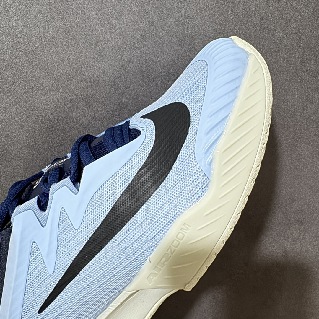 图片[8]-【公司级】Nike W Zoom Vapor Pro 3 HC 亮橙银标专业硬地网球运动鞋 通体高密锁纱耐磨工程网布，立体编织结构抗撕裂抗拉伸，细密网孔快速排汗，长时间对抗训练不闷脚；金属银反光 Swoosh 标识，亮眼荧光橙整鞋配色，视觉冲击力强。 内置 Zoom 气垫分层中底，前后掌均衡缓震回弹，侧边加宽稳定支撑块，网球急停、横向滑步有效防崴脚，减轻膝盖与足底冲击；加厚海绵鞋领 + 一体式弹力鞋舌，牢牢锁定脚踝不晃脚。 硬地专用分段人字深纹橡胶外底，加厚耐磨橡胶层，适配塑胶硬地球场，防滑抓地不易侧滑；鞋头加固防撞包边，对抗磕碰不变形，配套橙色 NIKE 原厂鞋盒，全套标签细节完整还原。 高活力荧光橙配色，适配网球训练、羽毛球、健身慢跑、日常通勤，男女同款专业赛场多功能训练运动鞋。 货号：FZ2161-401 尺码：36-45-选品中心