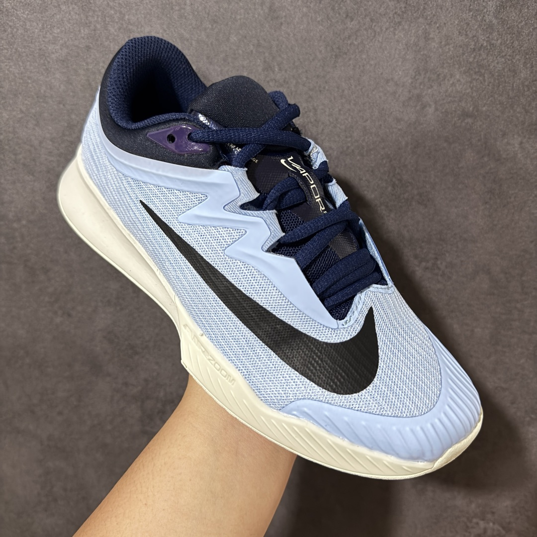 图片[3]-【公司级】Nike W Zoom Vapor Pro 3 HC 亮橙银标专业硬地网球运动鞋 通体高密锁纱耐磨工程网布，立体编织结构抗撕裂抗拉伸，细密网孔快速排汗，长时间对抗训练不闷脚；金属银反光 Swoosh 标识，亮眼荧光橙整鞋配色，视觉冲击力强。 内置 Zoom 气垫分层中底，前后掌均衡缓震回弹，侧边加宽稳定支撑块，网球急停、横向滑步有效防崴脚，减轻膝盖与足底冲击；加厚海绵鞋领 + 一体式弹力鞋舌，牢牢锁定脚踝不晃脚。 硬地专用分段人字深纹橡胶外底，加厚耐磨橡胶层，适配塑胶硬地球场，防滑抓地不易侧滑；鞋头加固防撞包边，对抗磕碰不变形，配套橙色 NIKE 原厂鞋盒，全套标签细节完整还原。 高活力荧光橙配色，适配网球训练、羽毛球、健身慢跑、日常通勤，男女同款专业赛场多功能训练运动鞋。 货号：FZ2161-401 尺码：36-45-选品中心