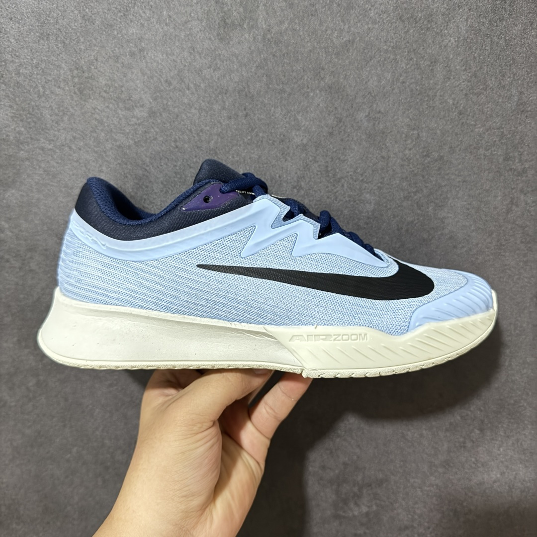 【公司级】Nike W Zoom Vapor Pro 3 HC 亮橙银标专业硬地网球运动鞋 通体高密锁纱耐磨工程网布，立体编织结构抗撕裂抗拉伸，细密网孔快速排汗，长时间对抗训练不闷脚；金属银反光 Swoosh 标识，亮眼荧光橙整鞋配色，视觉冲击力强。 内置 Zoom 气垫分层中底，前后掌均衡缓震回弹，侧边加宽稳定支撑块，网球急停、横向滑步有效防崴脚，减轻膝盖与足底冲击；加厚海绵鞋领 + 一体式弹力鞋舌，牢牢锁定脚踝不晃脚。 硬地专用分段人字深纹橡胶外底，加厚耐磨橡胶层，适配塑胶硬地球场，防滑抓地不易侧滑；鞋头加固防撞包边，对抗磕碰不变形，配套橙色 NIKE 原厂鞋盒，全套标签细节完整还原。 高活力荧光橙配色，适配网球训练、羽毛球、健身慢跑、日常通勤，男女同款专业赛场多功能训练运动鞋。 货号：FZ2161-401 尺码：36-45-选品中心