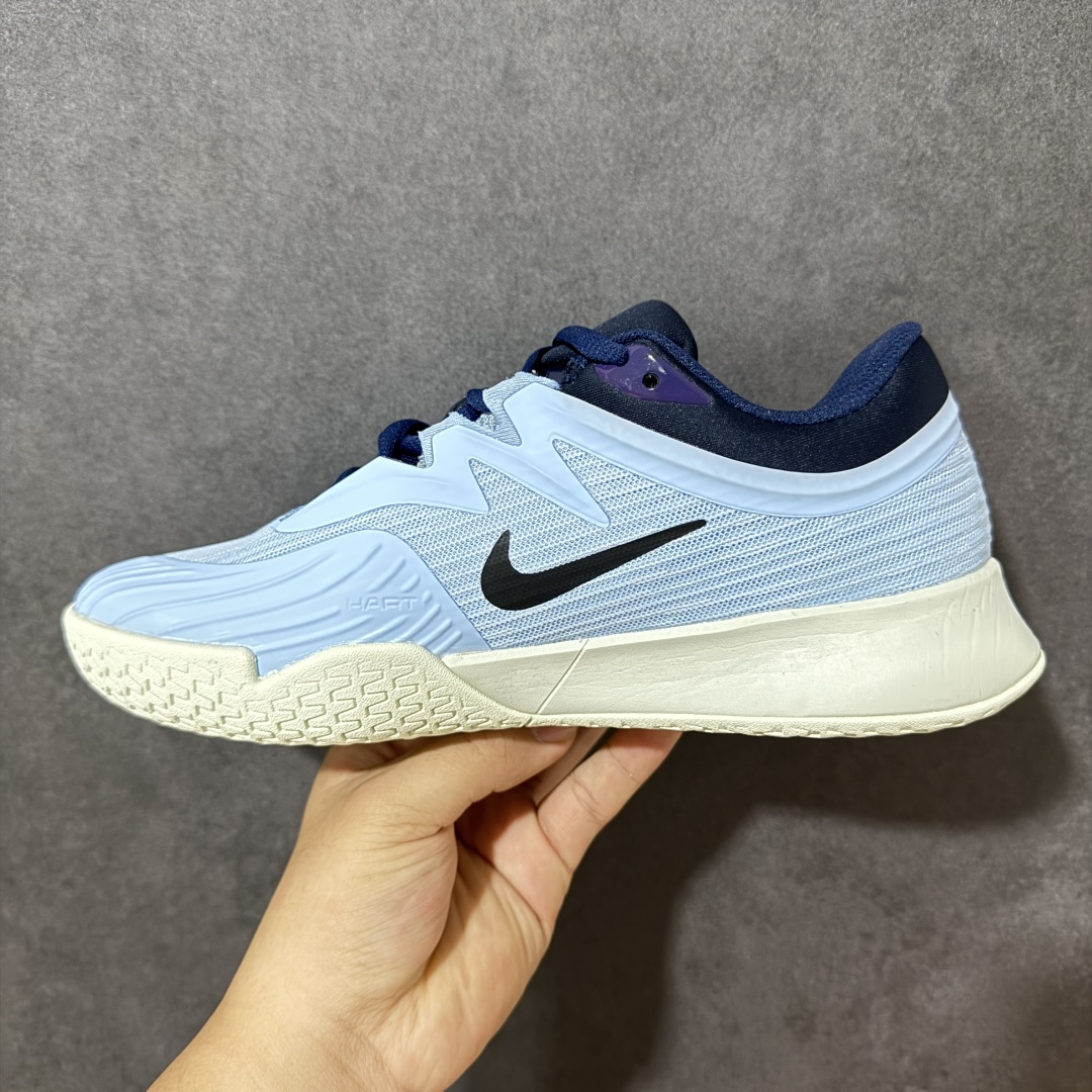 图片[2]-【公司级】Nike W Zoom Vapor Pro 3 HC 亮橙银标专业硬地网球运动鞋 通体高密锁纱耐磨工程网布，立体编织结构抗撕裂抗拉伸，细密网孔快速排汗，长时间对抗训练不闷脚；金属银反光 Swoosh 标识，亮眼荧光橙整鞋配色，视觉冲击力强。 内置 Zoom 气垫分层中底，前后掌均衡缓震回弹，侧边加宽稳定支撑块，网球急停、横向滑步有效防崴脚，减轻膝盖与足底冲击；加厚海绵鞋领 + 一体式弹力鞋舌，牢牢锁定脚踝不晃脚。 硬地专用分段人字深纹橡胶外底，加厚耐磨橡胶层，适配塑胶硬地球场，防滑抓地不易侧滑；鞋头加固防撞包边，对抗磕碰不变形，配套橙色 NIKE 原厂鞋盒，全套标签细节完整还原。 高活力荧光橙配色，适配网球训练、羽毛球、健身慢跑、日常通勤，男女同款专业赛场多功能训练运动鞋。 货号：FZ2161-401 尺码：36-45-选品中心