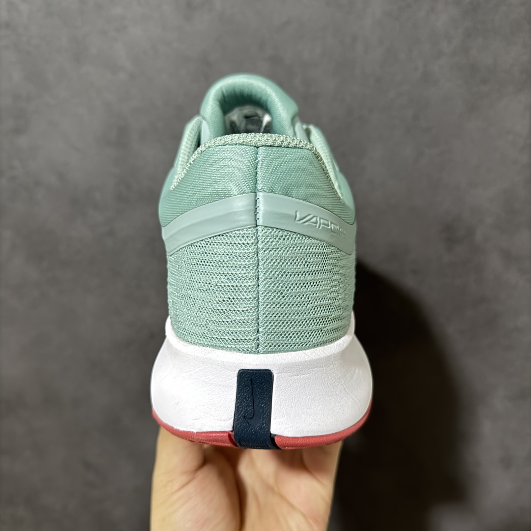 图片[4]-【公司级】Nike W Zoom Vapor Pro 3 HC 亮橙银标专业硬地网球运动鞋 通体高密锁纱耐磨工程网布，立体编织结构抗撕裂抗拉伸，细密网孔快速排汗，长时间对抗训练不闷脚；金属银反光 Swoosh 标识，亮眼荧光橙整鞋配色，视觉冲击力强。 内置 Zoom 气垫分层中底，前后掌均衡缓震回弹，侧边加宽稳定支撑块，网球急停、横向滑步有效防崴脚，减轻膝盖与足底冲击；加厚海绵鞋领 + 一体式弹力鞋舌，牢牢锁定脚踝不晃脚。 硬地专用分段人字深纹橡胶外底，加厚耐磨橡胶层，适配塑胶硬地球场，防滑抓地不易侧滑；鞋头加固防撞包边，对抗磕碰不变形，配套橙色 NIKE 原厂鞋盒，全套标签细节完整还原。 高活力荧光橙配色，适配网球训练、羽毛球、健身慢跑、日常通勤，男女同款专业赛场多功能训练运动鞋。 货号：FV5552-004 尺码：36-45-选品中心