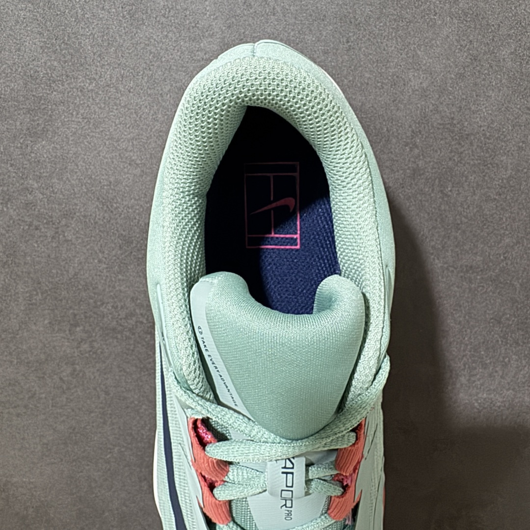 图片[6]-【公司级】Nike W Zoom Vapor Pro 3 HC 亮橙银标专业硬地网球运动鞋 通体高密锁纱耐磨工程网布，立体编织结构抗撕裂抗拉伸，细密网孔快速排汗，长时间对抗训练不闷脚；金属银反光 Swoosh 标识，亮眼荧光橙整鞋配色，视觉冲击力强。 内置 Zoom 气垫分层中底，前后掌均衡缓震回弹，侧边加宽稳定支撑块，网球急停、横向滑步有效防崴脚，减轻膝盖与足底冲击；加厚海绵鞋领 + 一体式弹力鞋舌，牢牢锁定脚踝不晃脚。 硬地专用分段人字深纹橡胶外底，加厚耐磨橡胶层，适配塑胶硬地球场，防滑抓地不易侧滑；鞋头加固防撞包边，对抗磕碰不变形，配套橙色 NIKE 原厂鞋盒，全套标签细节完整还原。 高活力荧光橙配色，适配网球训练、羽毛球、健身慢跑、日常通勤，男女同款专业赛场多功能训练运动鞋。 货号：FV5552-004 尺码：36-45-选品中心