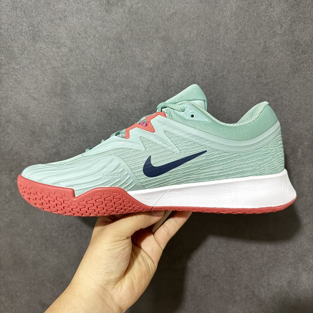 图片[2]-【公司级】Nike W Zoom Vapor Pro 3 HC 亮橙银标专业硬地网球运动鞋 通体高密锁纱耐磨工程网布，立体编织结构抗撕裂抗拉伸，细密网孔快速排汗，长时间对抗训练不闷脚；金属银反光 Swoosh 标识，亮眼荧光橙整鞋配色，视觉冲击力强。 内置 Zoom 气垫分层中底，前后掌均衡缓震回弹，侧边加宽稳定支撑块，网球急停、横向滑步有效防崴脚，减轻膝盖与足底冲击；加厚海绵鞋领 + 一体式弹力鞋舌，牢牢锁定脚踝不晃脚。 硬地专用分段人字深纹橡胶外底，加厚耐磨橡胶层，适配塑胶硬地球场，防滑抓地不易侧滑；鞋头加固防撞包边，对抗磕碰不变形，配套橙色 NIKE 原厂鞋盒，全套标签细节完整还原。 高活力荧光橙配色，适配网球训练、羽毛球、健身慢跑、日常通勤，男女同款专业赛场多功能训练运动鞋。 货号：FV5552-004 尺码：36-45-选品中心