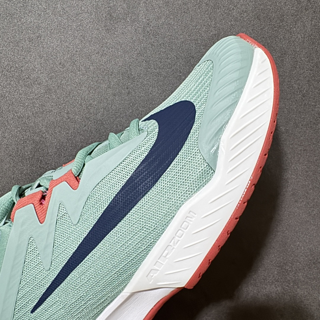 图片[8]-【公司级】Nike W Zoom Vapor Pro 3 HC 亮橙银标专业硬地网球运动鞋 通体高密锁纱耐磨工程网布，立体编织结构抗撕裂抗拉伸，细密网孔快速排汗，长时间对抗训练不闷脚；金属银反光 Swoosh 标识，亮眼荧光橙整鞋配色，视觉冲击力强。 内置 Zoom 气垫分层中底，前后掌均衡缓震回弹，侧边加宽稳定支撑块，网球急停、横向滑步有效防崴脚，减轻膝盖与足底冲击；加厚海绵鞋领 + 一体式弹力鞋舌，牢牢锁定脚踝不晃脚。 硬地专用分段人字深纹橡胶外底，加厚耐磨橡胶层，适配塑胶硬地球场，防滑抓地不易侧滑；鞋头加固防撞包边，对抗磕碰不变形，配套橙色 NIKE 原厂鞋盒，全套标签细节完整还原。 高活力荧光橙配色，适配网球训练、羽毛球、健身慢跑、日常通勤，男女同款专业赛场多功能训练运动鞋。 货号：FV5552-004 尺码：36-45-选品中心