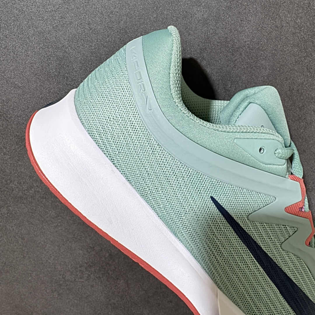 图片[7]-【公司级】Nike W Zoom Vapor Pro 3 HC 亮橙银标专业硬地网球运动鞋 通体高密锁纱耐磨工程网布，立体编织结构抗撕裂抗拉伸，细密网孔快速排汗，长时间对抗训练不闷脚；金属银反光 Swoosh 标识，亮眼荧光橙整鞋配色，视觉冲击力强。 内置 Zoom 气垫分层中底，前后掌均衡缓震回弹，侧边加宽稳定支撑块，网球急停、横向滑步有效防崴脚，减轻膝盖与足底冲击；加厚海绵鞋领 + 一体式弹力鞋舌，牢牢锁定脚踝不晃脚。 硬地专用分段人字深纹橡胶外底，加厚耐磨橡胶层，适配塑胶硬地球场，防滑抓地不易侧滑；鞋头加固防撞包边，对抗磕碰不变形，配套橙色 NIKE 原厂鞋盒，全套标签细节完整还原。 高活力荧光橙配色，适配网球训练、羽毛球、健身慢跑、日常通勤，男女同款专业赛场多功能训练运动鞋。 货号：FV5552-004 尺码：36-45-选品中心